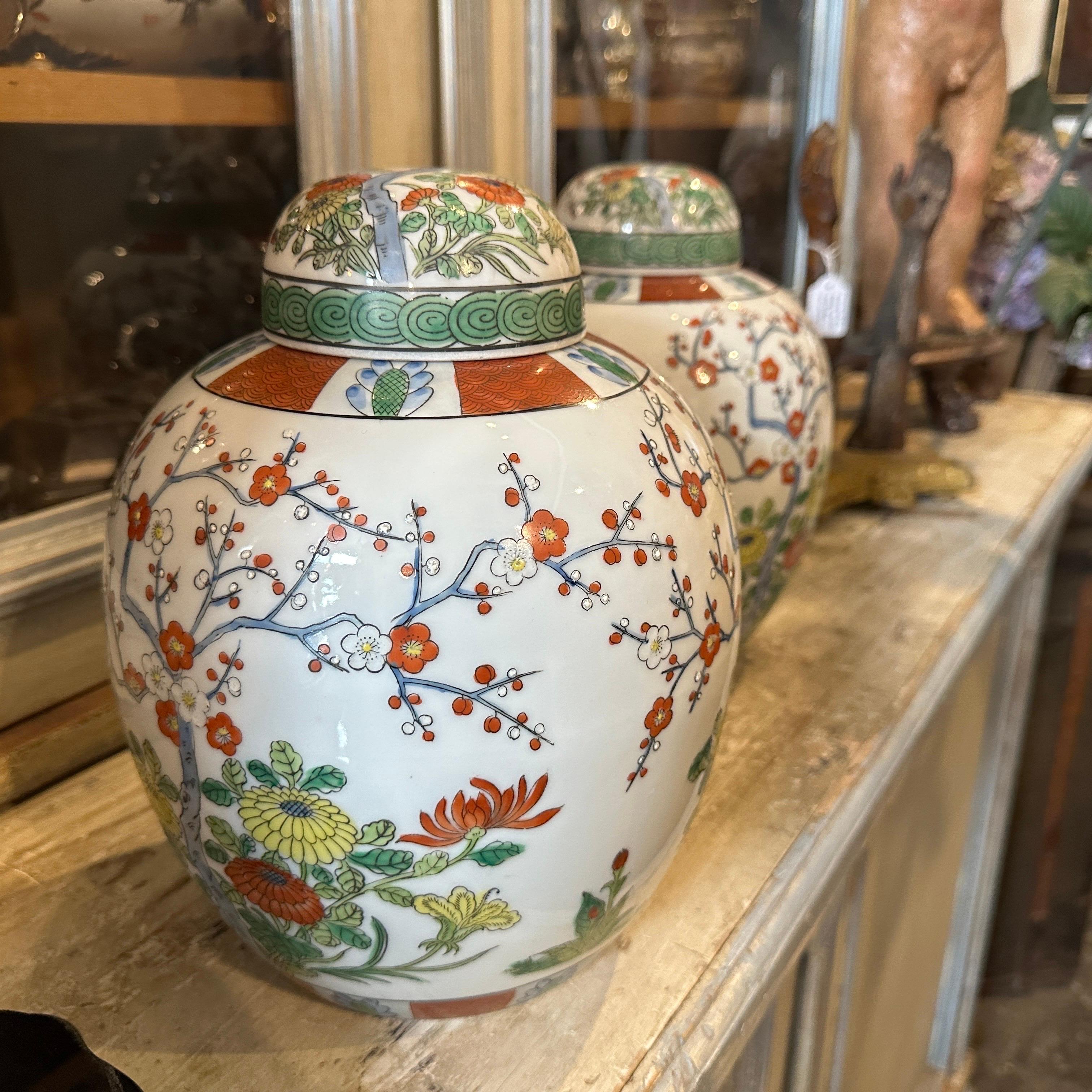 1960s Set of Two Polychrome Chinese Ginger Jars In Good Condition In Catania, Sicilia