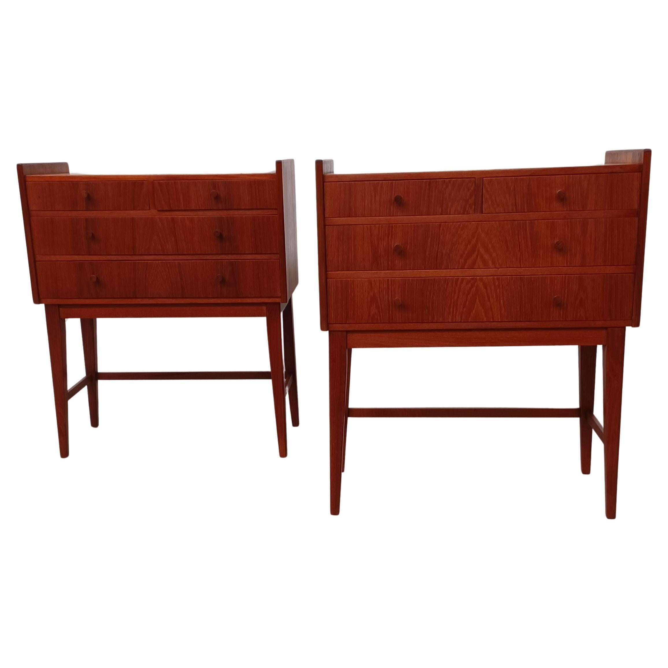 1960s Set of Two Small Fully Restored and Refinished Danish Teak Dressers (Ensemble de deux petites commodes en teck danois entièrement restaurées et remises à neuf) 