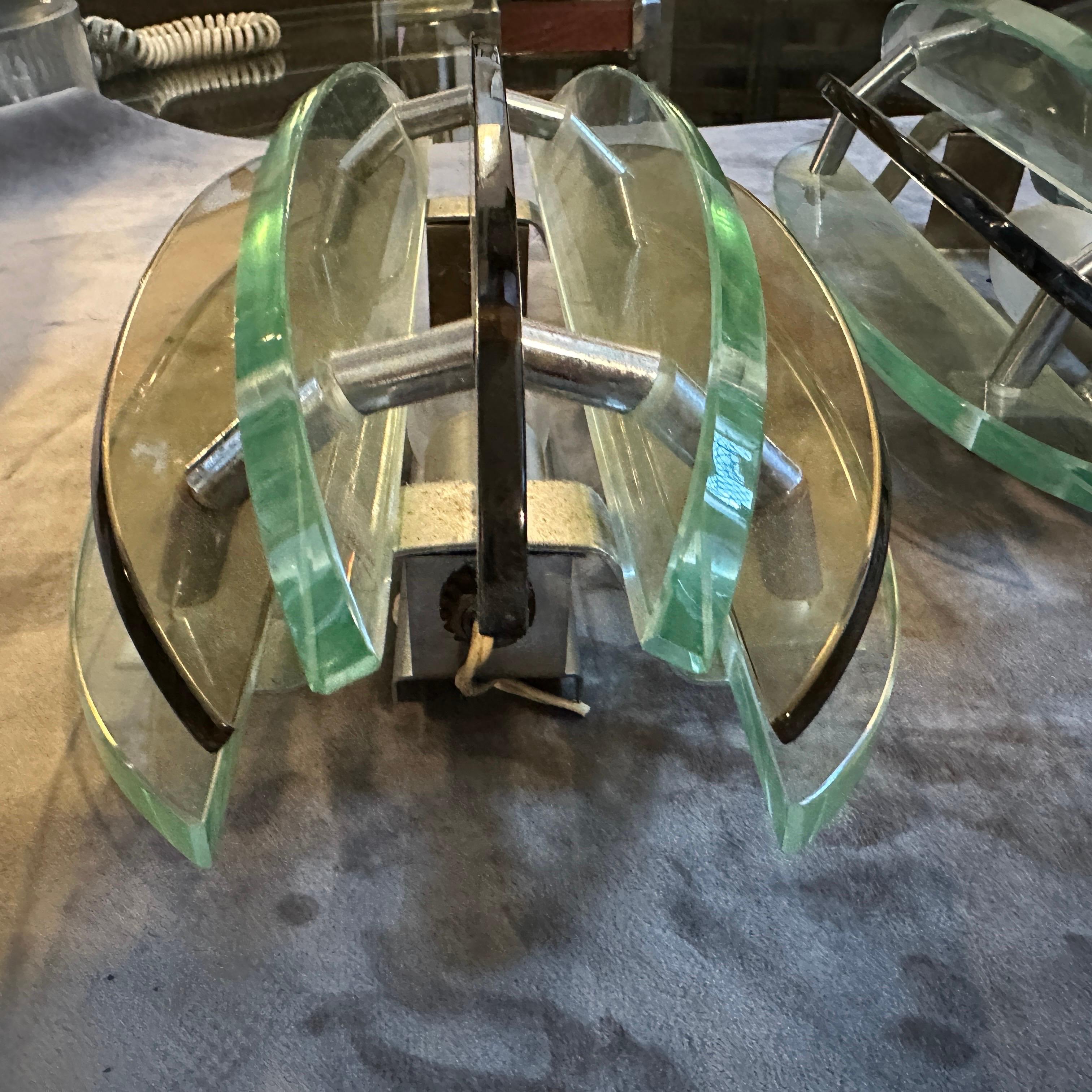 Métal Ensemble de deux appliques murales italiennes en verre fumé et vert de l'ère spatiale des années 1960 par Veca en vente