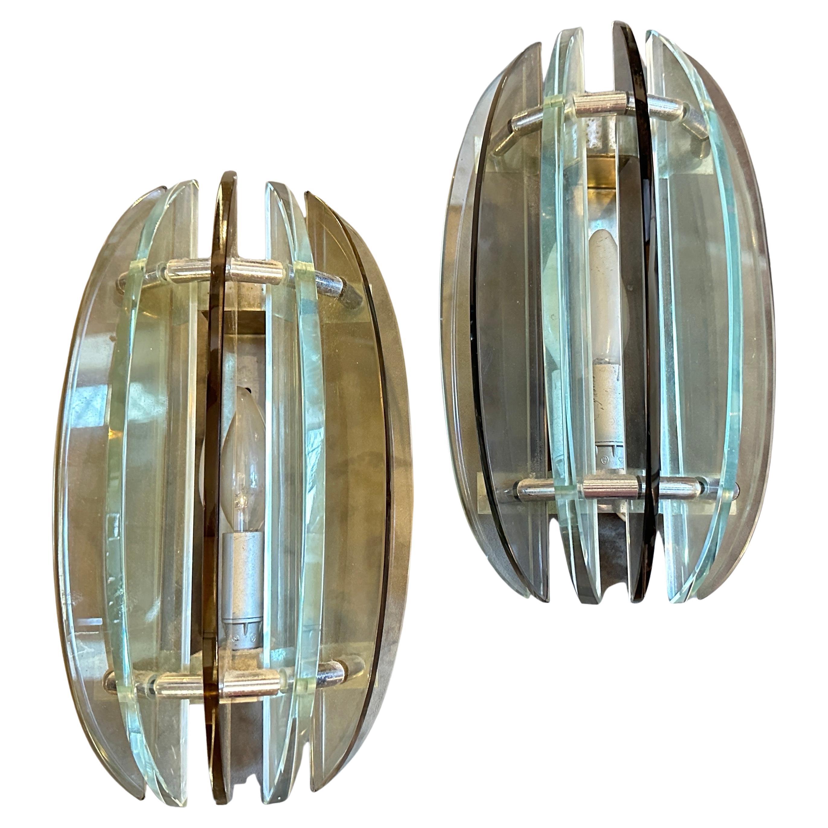Ensemble de deux appliques murales italiennes en verre fumé et vert de l'ère spatiale des années 1960 par Veca en vente