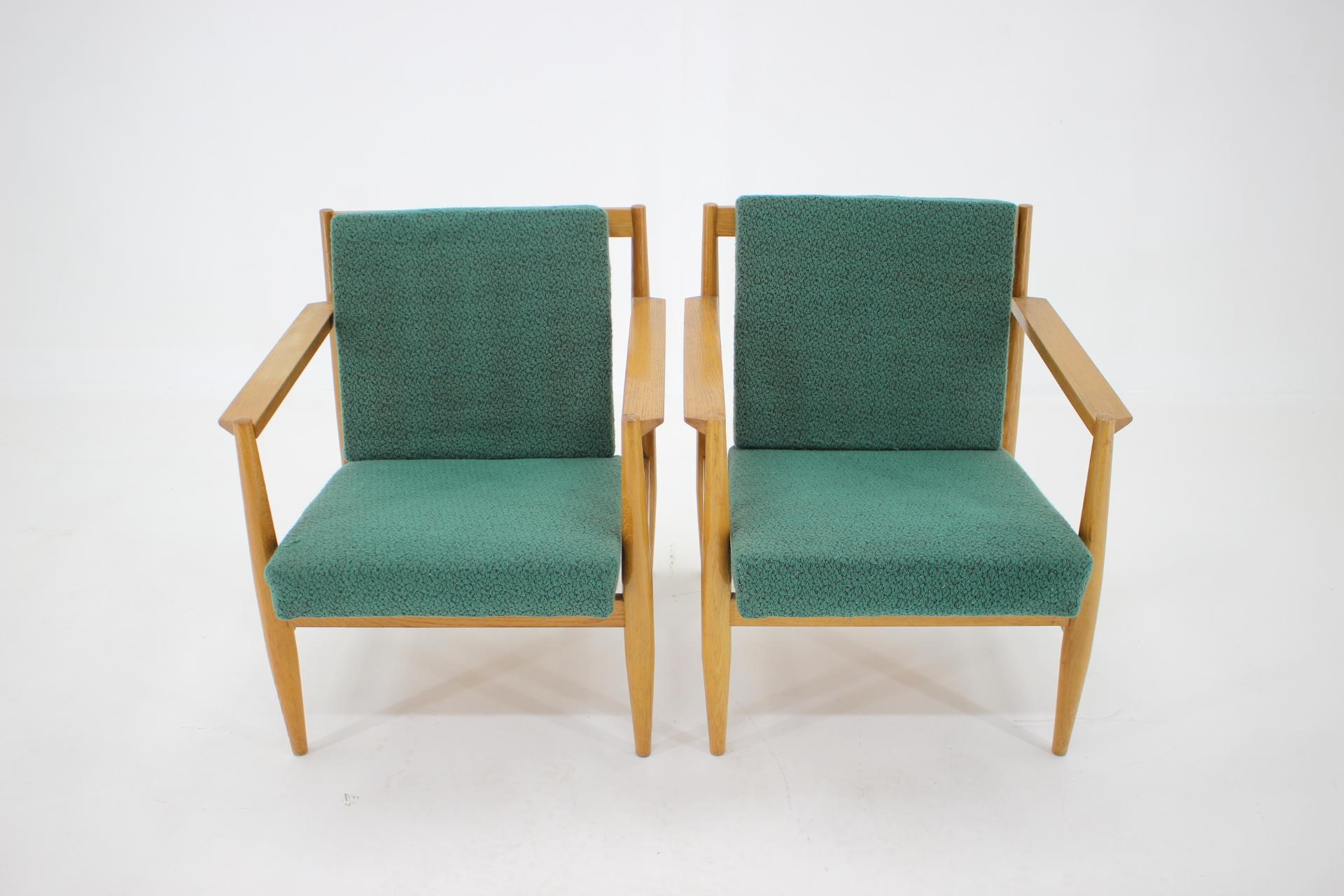 Tchèque Ensemble de deux fauteuils de deux tonnes des années 1960, Tchécoslovaquie en vente