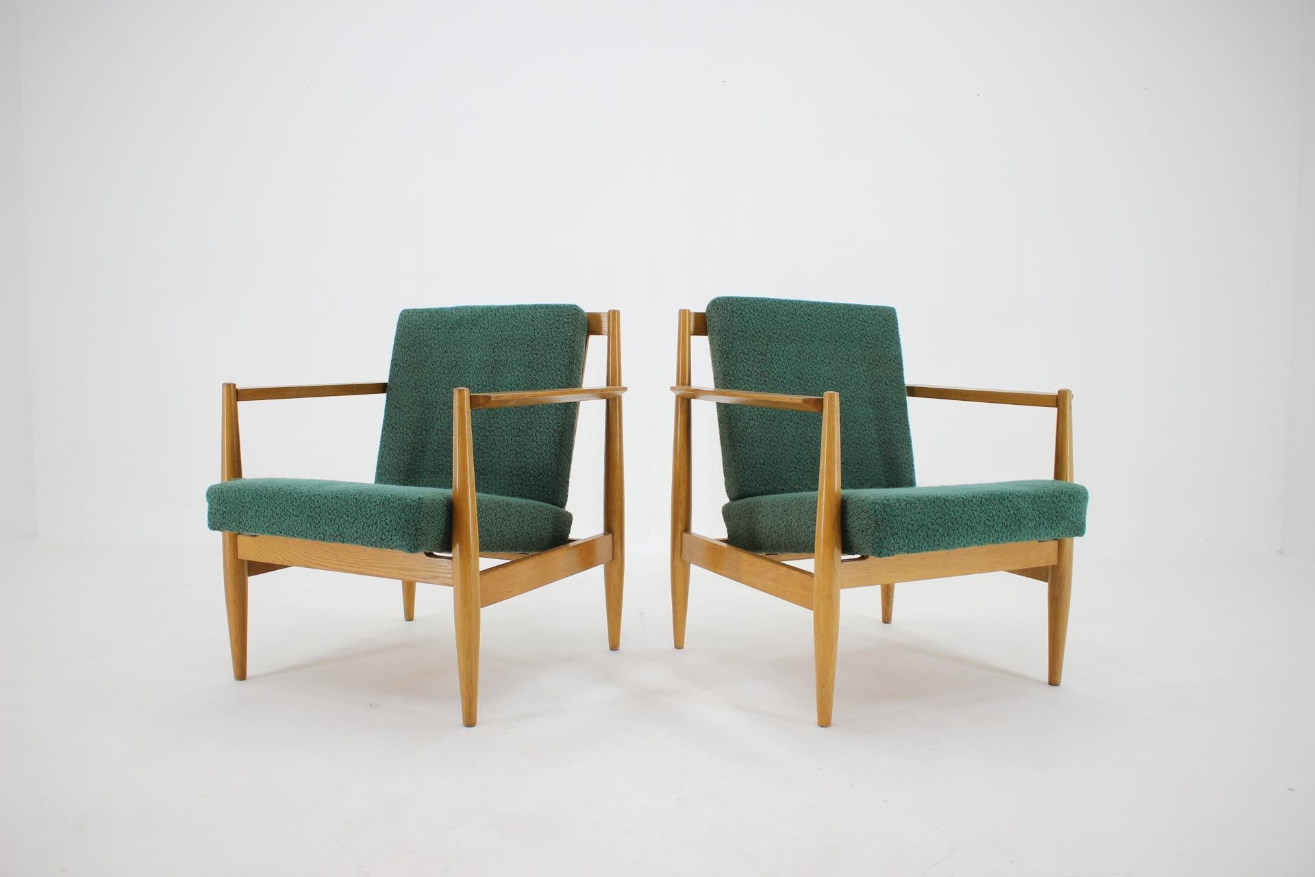 Ensemble de deux fauteuils de deux tonnes des années 1960, Tchécoslovaquie Bon état - En vente à Praha, CZ