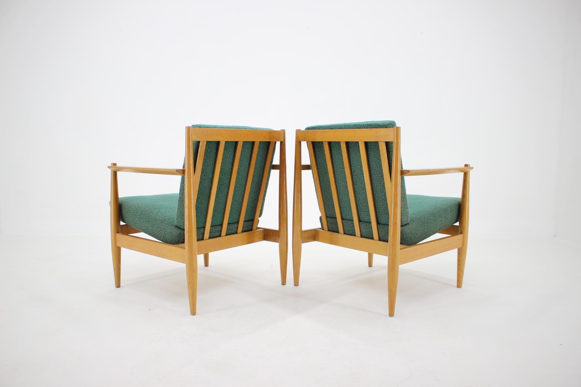 Tissu Ensemble de deux fauteuils de deux tonnes des années 1960, Tchécoslovaquie en vente