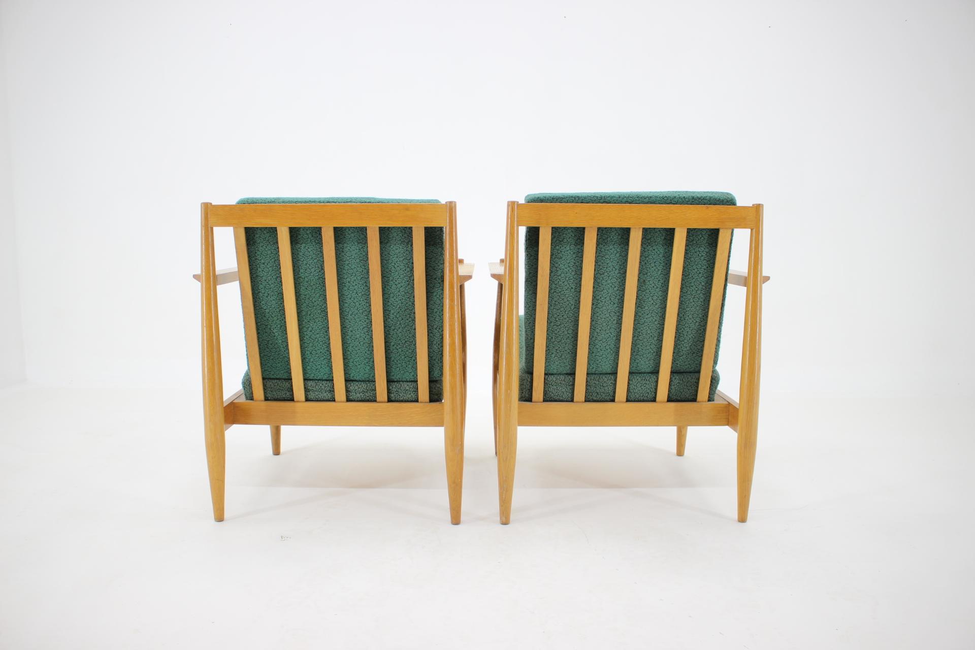 Ensemble de deux fauteuils de deux tonnes des années 1960, Tchécoslovaquie en vente 1