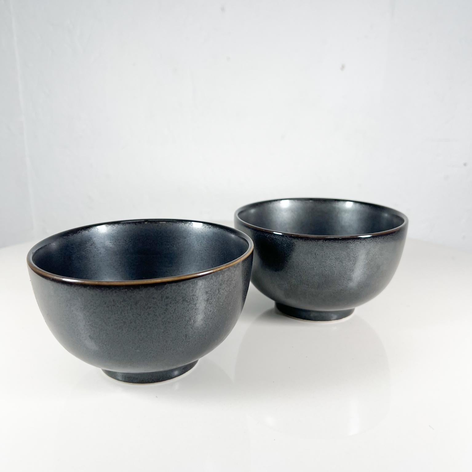 1960er Jahre Satz von zwei schwarzen Vintage-Keramik Tassen kleine Schalen aus Japan.
Maße: 5 Durchmesser x 3 hoch.
Unrestaurierter Vintage-Zustand aus Vorbesitz.
Siehe Bilder.
 