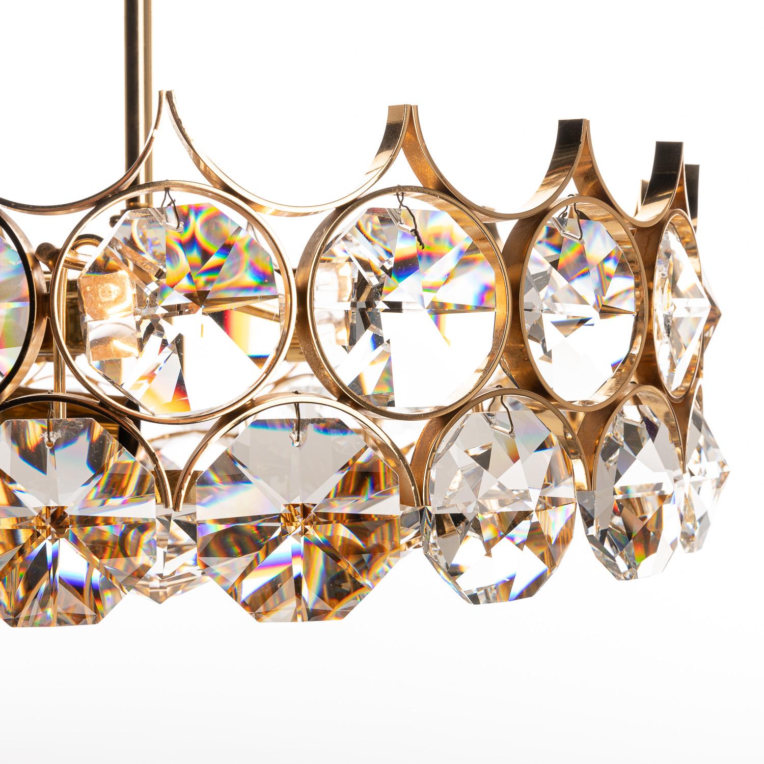 This stunning examples of a 1960s Palwa piece comes to you in absolutely dazzling condition. Flawless in appearance, the opulent blend of crystal glass and gilt-brass make this a truly special piece. The seven-light arrangement illuminates the