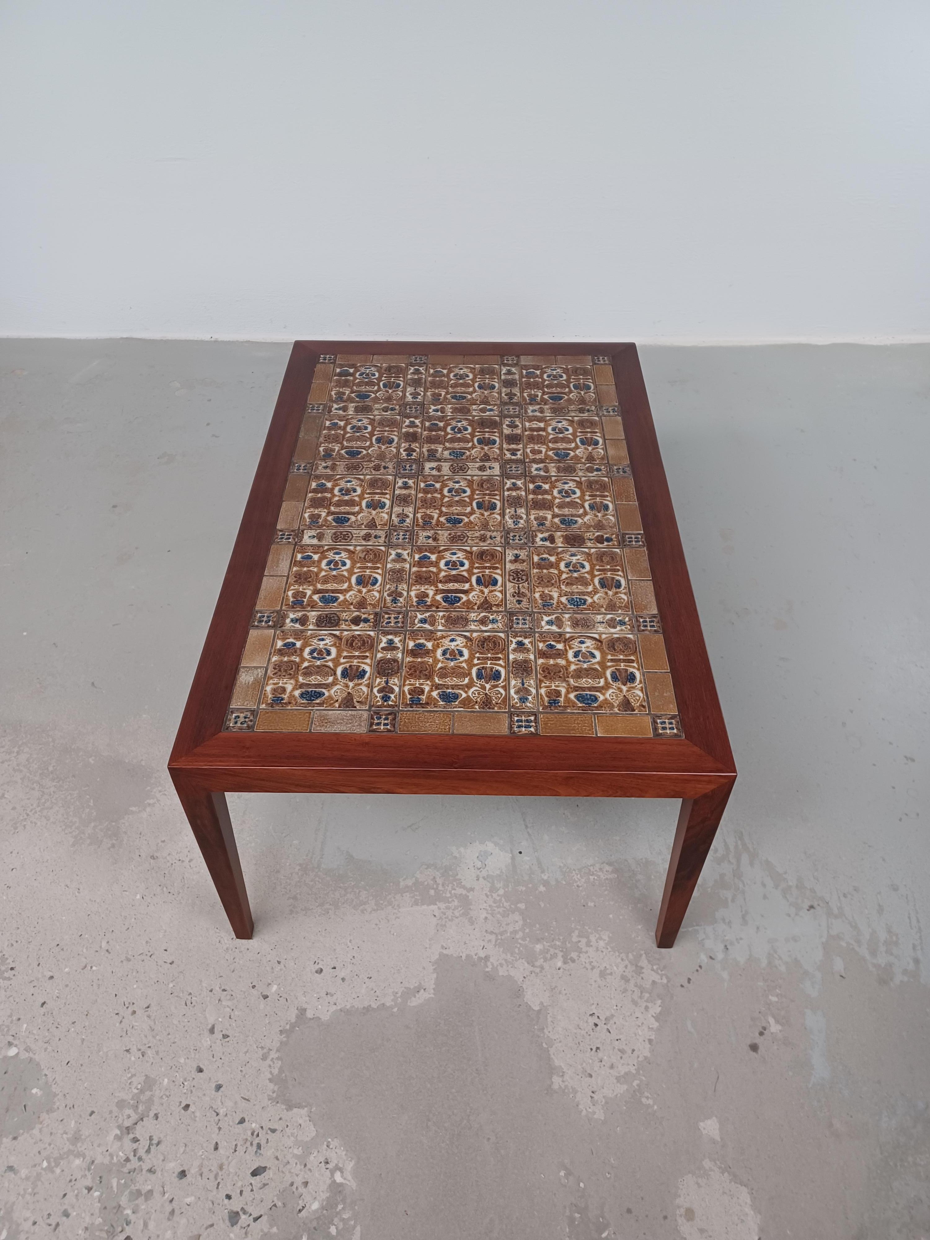 Rosewood Coffee table designed by Severin Hansen for Haslev Møbelsnedkeri with Niels Thorsson tiles made by Royal Copenhagen, Denmark.

The Coffee table with it's signature corner joints often used by Severin hansen and it's 1960's / 1970's colored