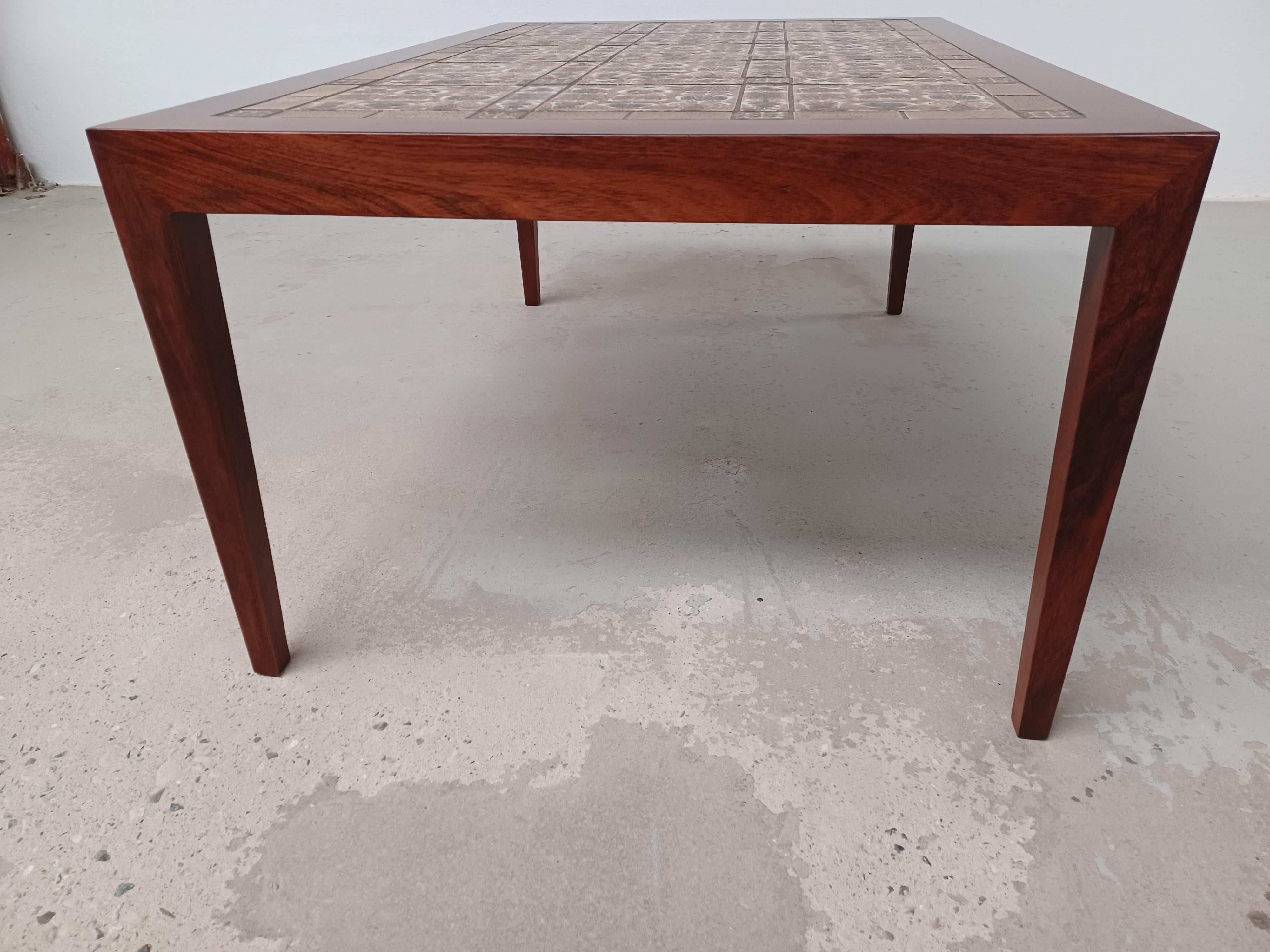 Milieu du XXe siècle Table basse Severin Hansen restaurée en bois de rose avec carreaux Royal Copenhagen, années 1960 en vente