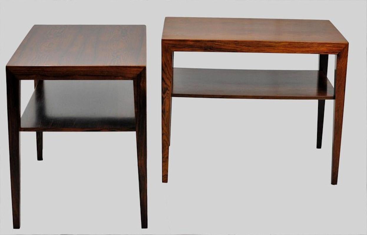 Ensemble de deux tables d'appoint ou tables de nuit conçu par Severin Hansen pour Haslev Møbelsnedkeri Danemark.

Les tables présentent un design très épuré, modeste et simple mais élégant, avec des plateaux rectangulaires et des pieds effilés.
