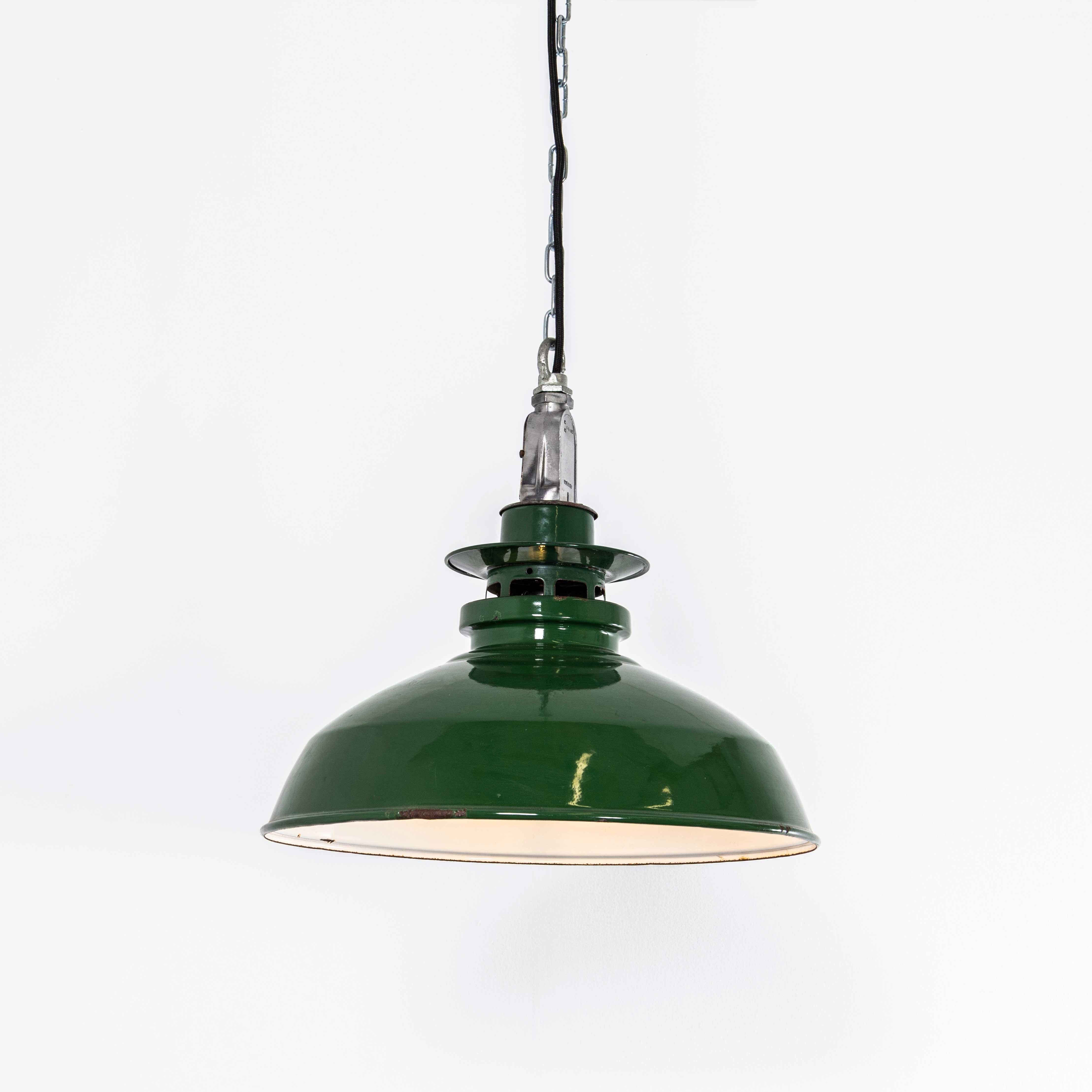 Lampe pendante émaillée Thorlux des années 1960 - 16 pouces. 
Thorlux était l'un des principaux fabricants de lampes émaillées d'Angleterre, toujours en activité à ce jour. Dans un état d'origine exceptionnel, la galerie a été décapée, brossée et