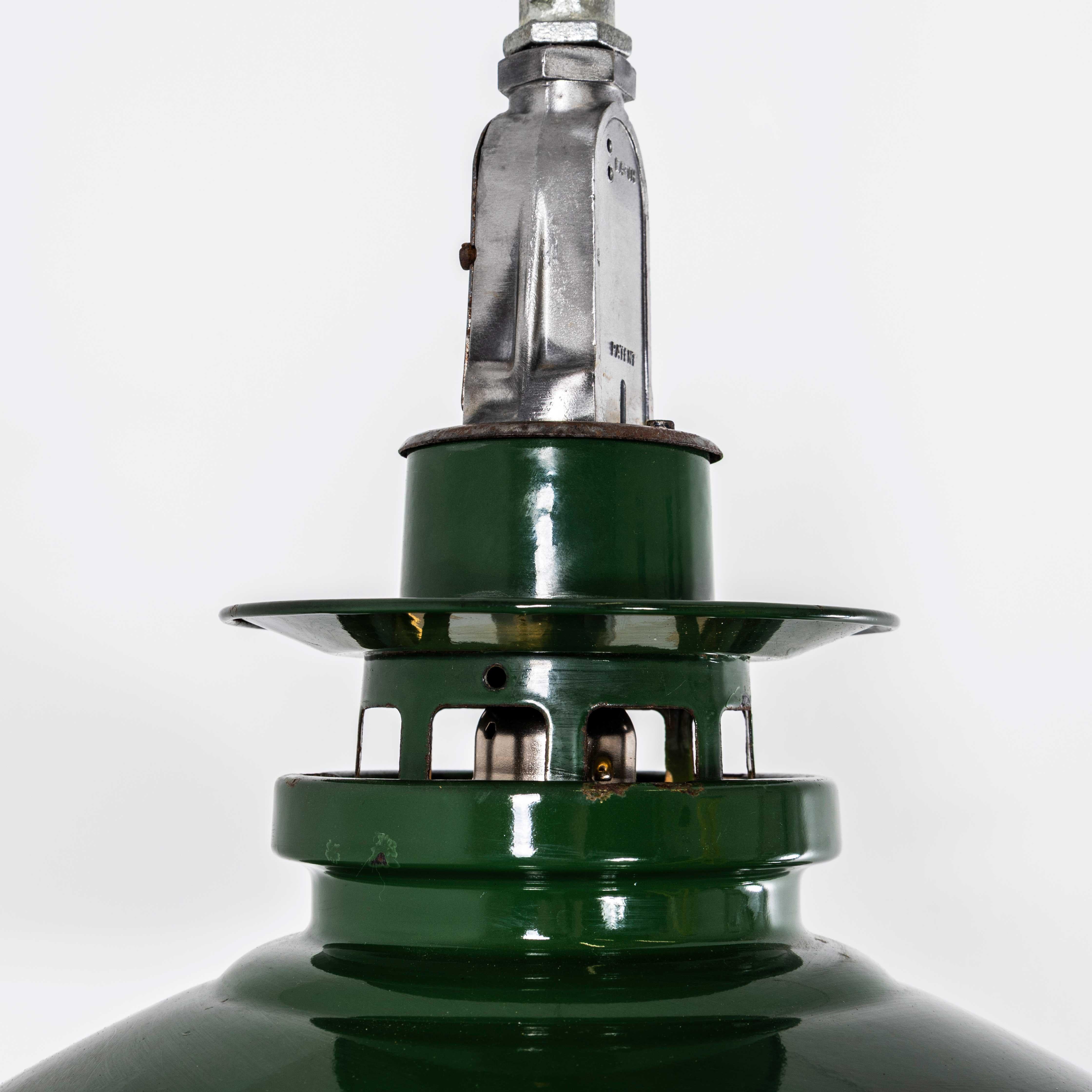 Milieu du XXe siècle Lampe pendante émaillée Thorlux des années 1960 - 16 pouces en vente