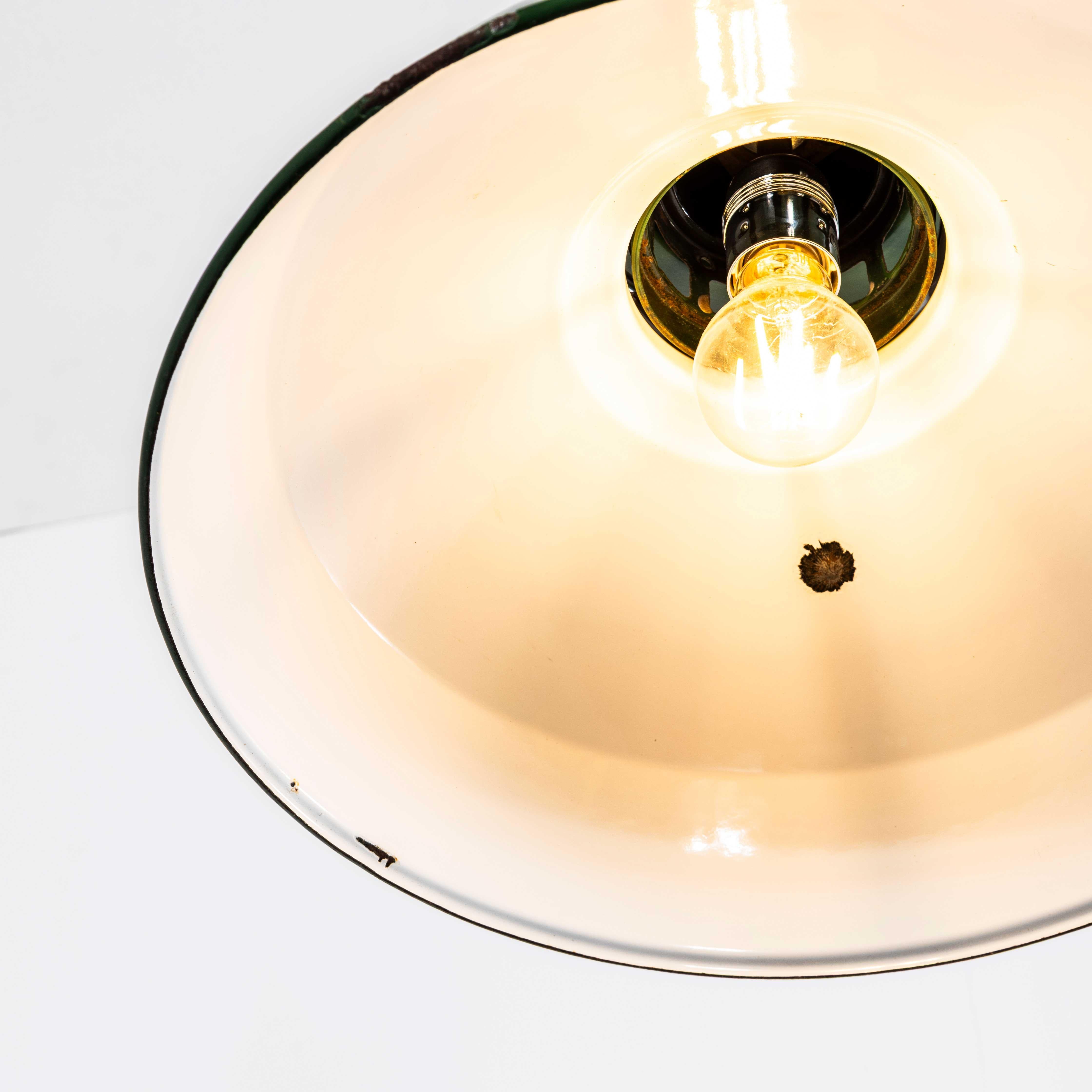 Lampe pendante émaillée Thorlux des années 1960 - 16 pouces en vente 2