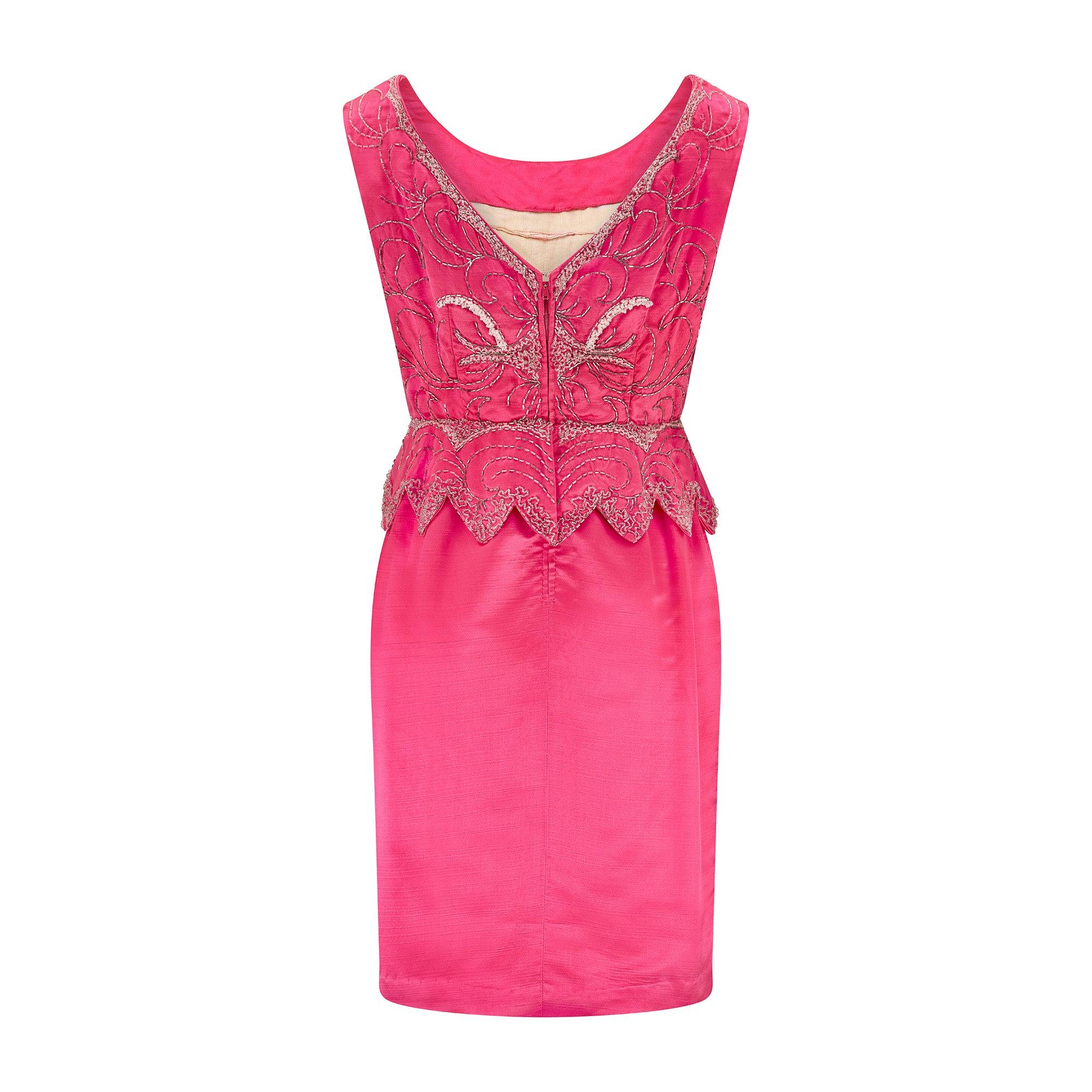 Rose Robe droite en soie rose shocking des années 1960 avec corsage perlé en vente