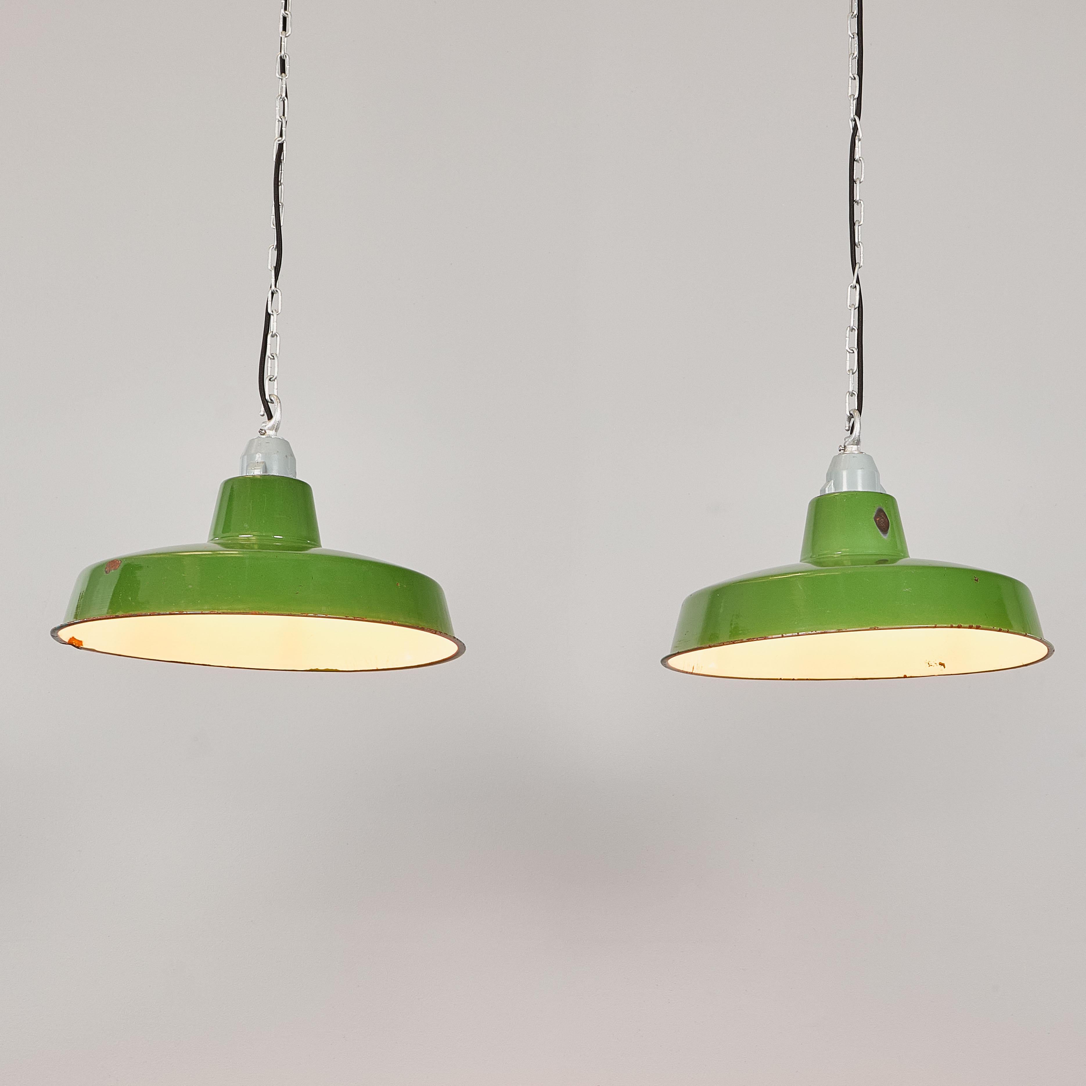 Lampade a sospensione industriali corte in smalto verde degli anni '60 - Coppia. L'annuncio si riferisce alla coppia di lampade.

Realizzato in acciaio filato e smaltato con piani grigi. Le lampade erano ricoperte di vernice, grasso e sporcizia che