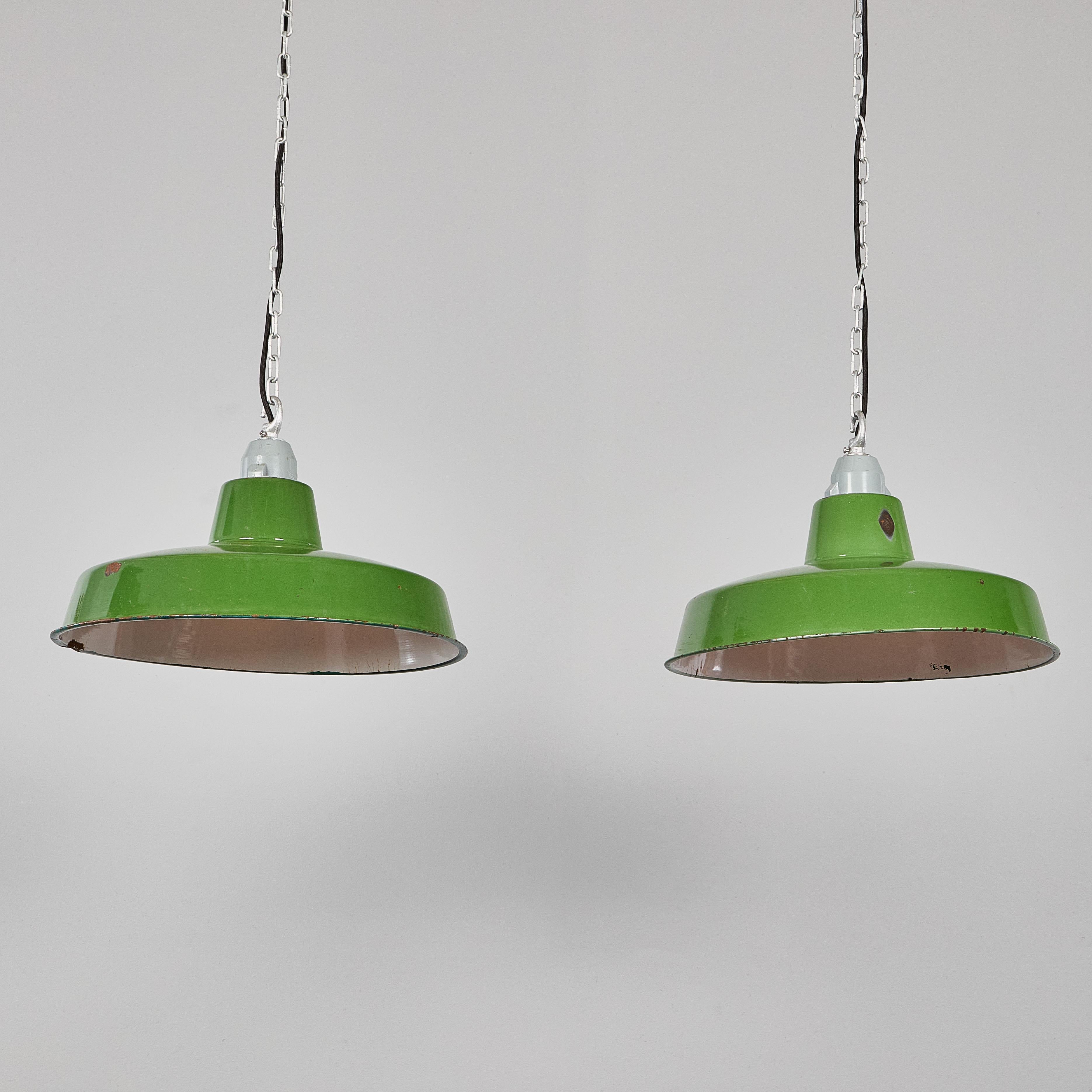 Inglese Lampade a sospensione industriali corte a smalto verde degli anni '60 - Coppia in vendita