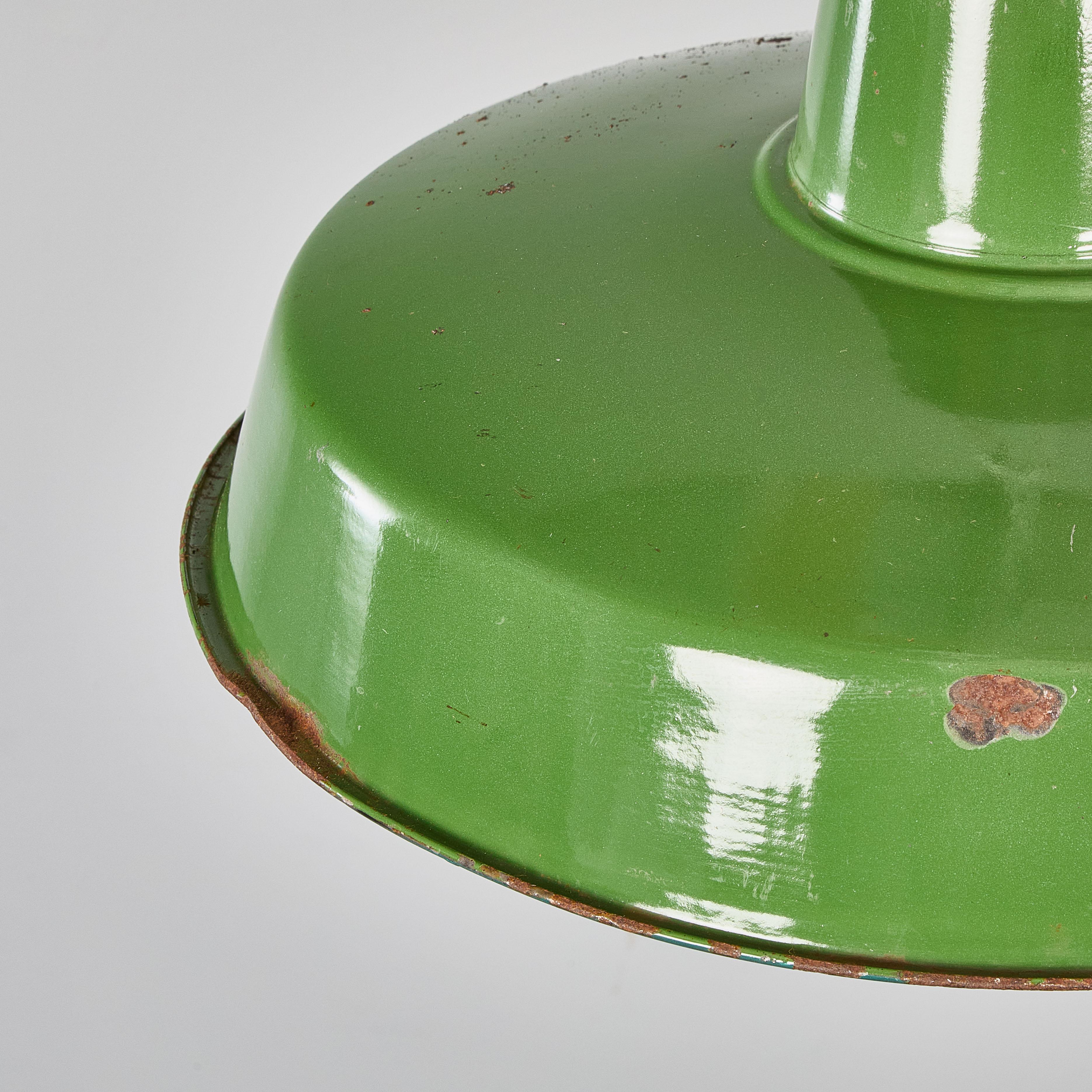 Lampade a sospensione industriali corte a smalto verde degli anni '60 - Coppia In condizioni buone in vendita a Hook, Hampshire