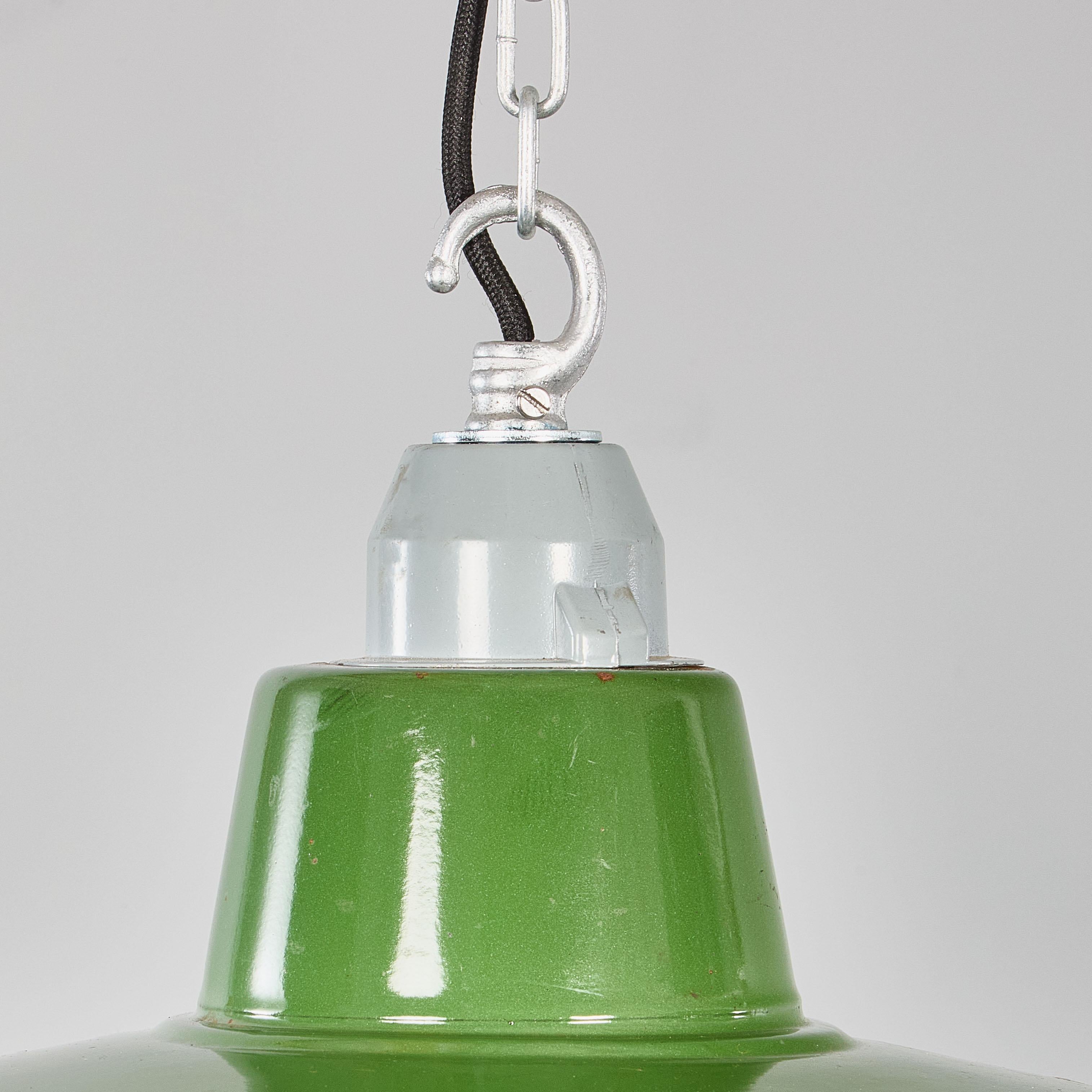 Lampade a sospensione industriali corte a smalto verde degli anni '60 - Coppia in vendita 1