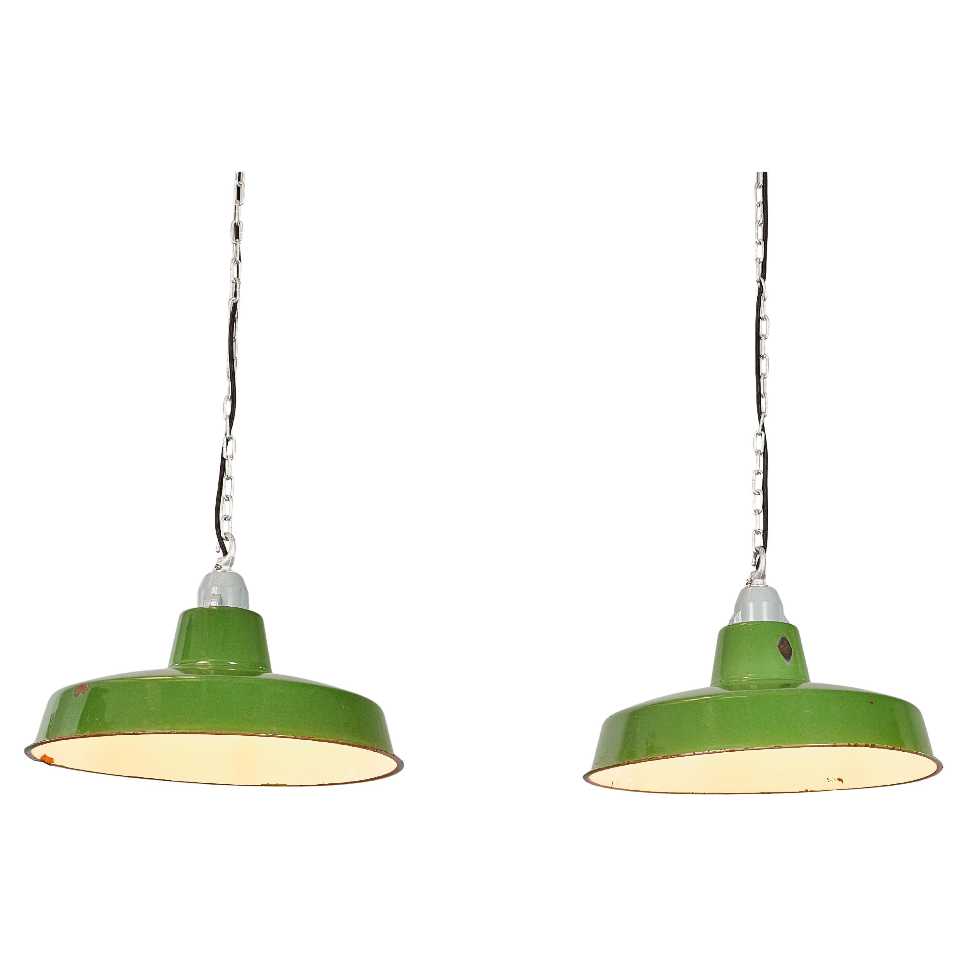 1960's Kurze industrielle grüne Emaille-Hängeleuchten - Paar