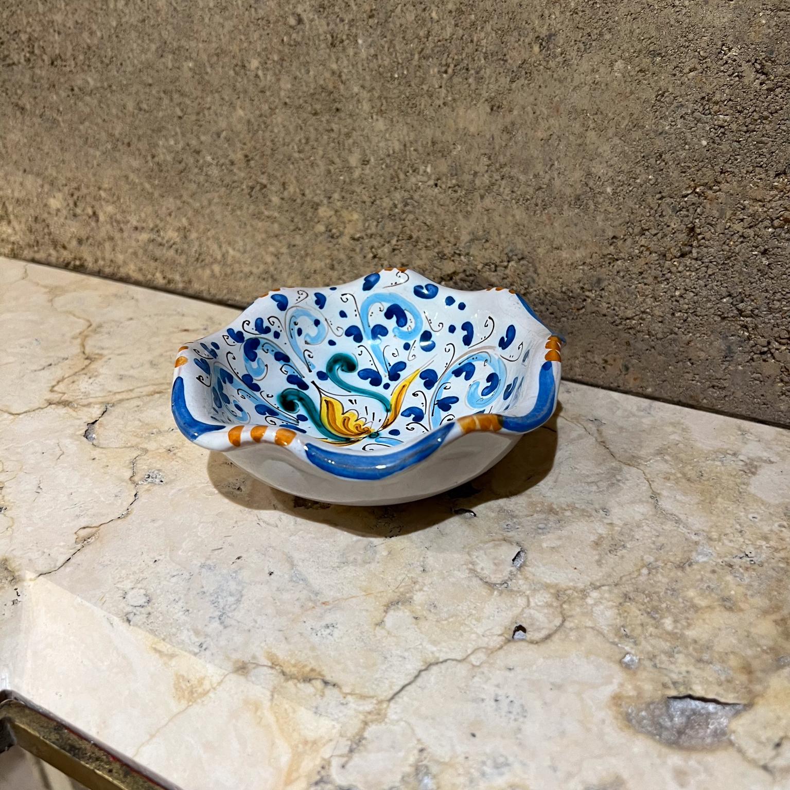 Italiano 1960 Sicilian Hand Painted Blue Diship Art Pottery Caltagirone Italia in vendita
