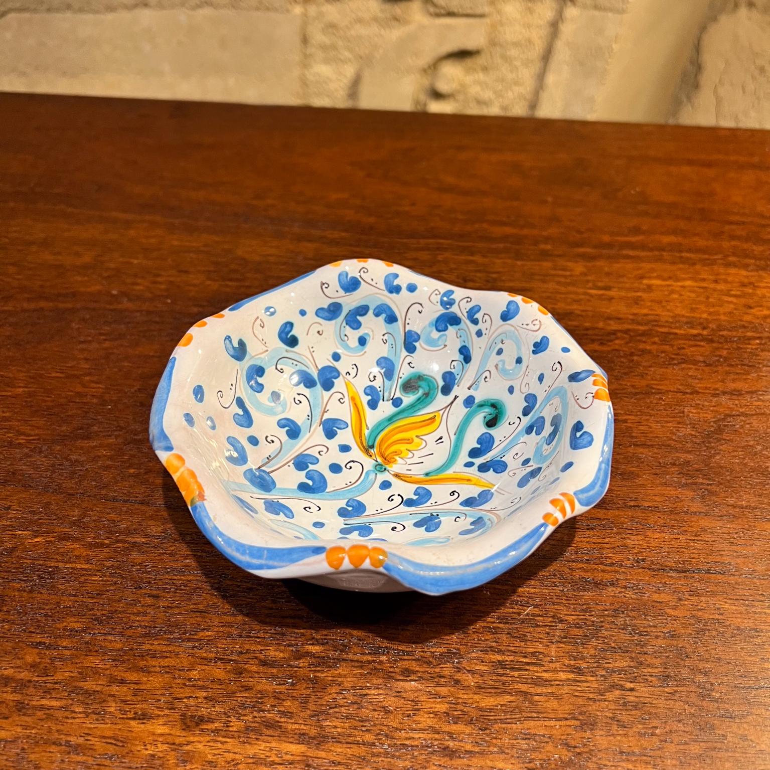 1960s Sicilian Hand Painted Blue Dish Art Pottery Caltagirone Italy In Good Condition For Sale In Chula Vista, CA
