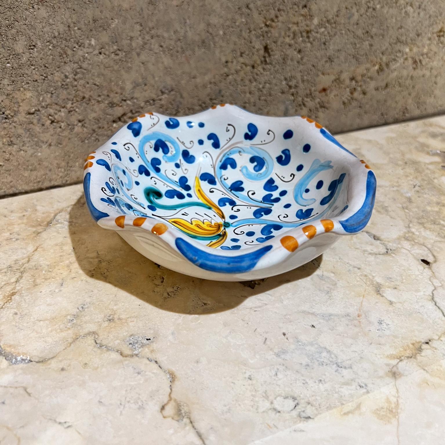 Metà XX secolo 1960 Sicilian Hand Painted Blue Diship Art Pottery Caltagirone Italia in vendita
