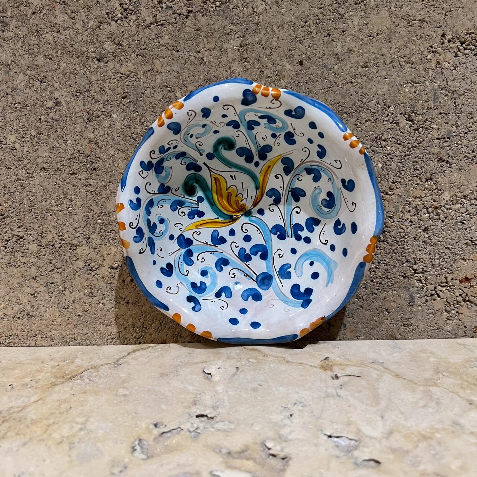 1960 Sicilian Hand Painted Blue Diship Art Pottery Caltagirone Italia in vendita 1