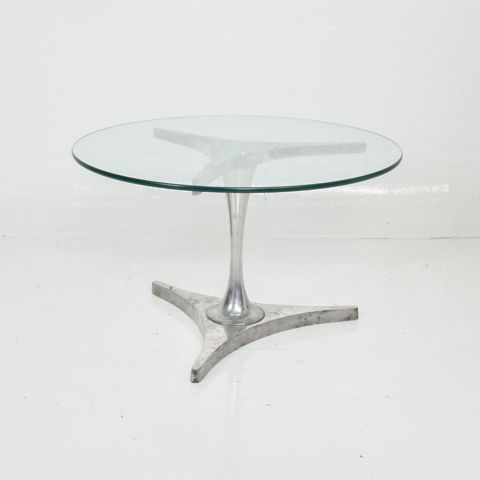 Double set of aluminum nesting tables set of two. USA 1960s
Mod Space Age Star trek triangular base.
Dimensions: 14.5 H x 17 .5 in diameter, (small) 20.5 H x 17.5 in diameter (large)
Original Unrestored preowned fair condition presentation.