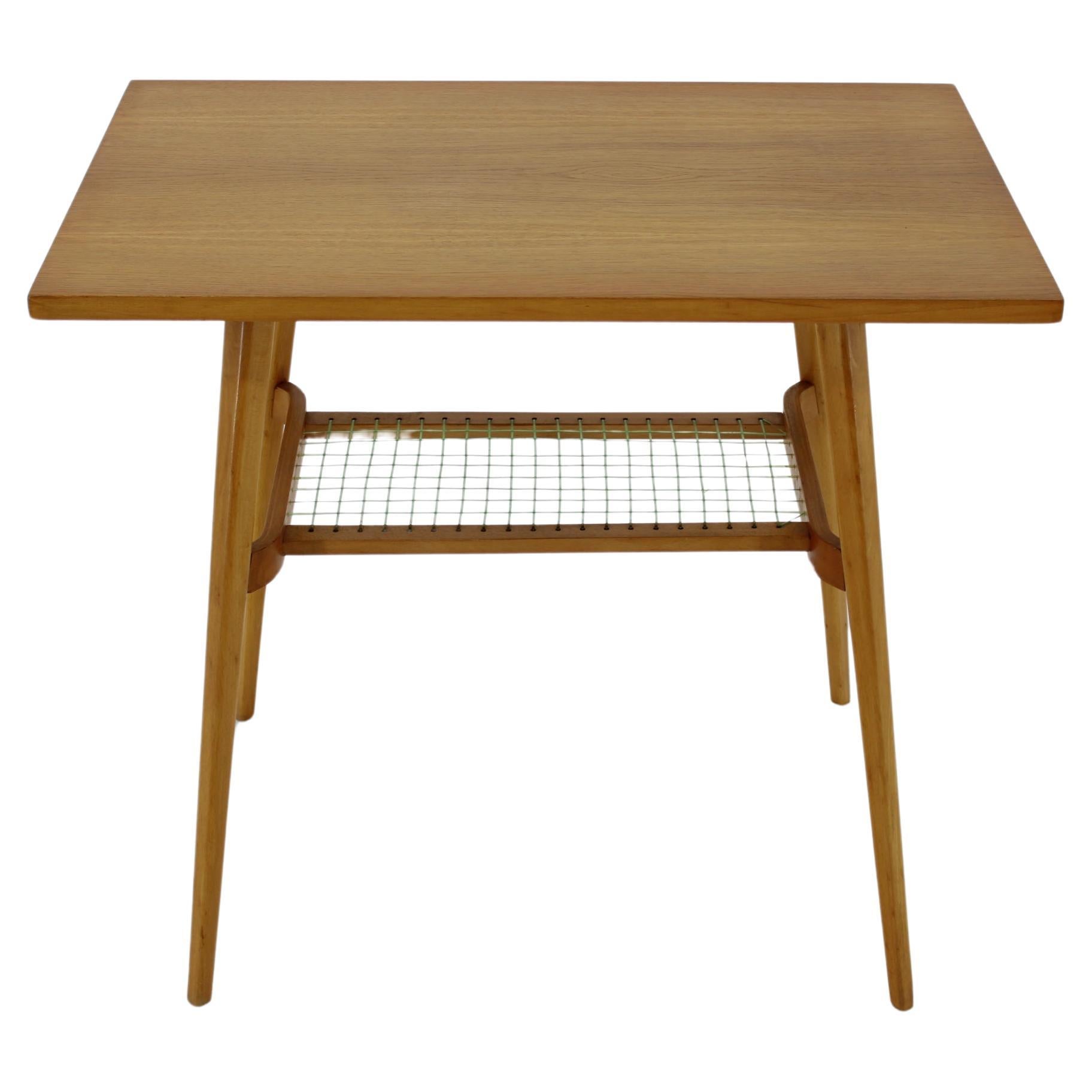 - beech legs and veneered top desk with oak veneer 
- good /very good original condition 