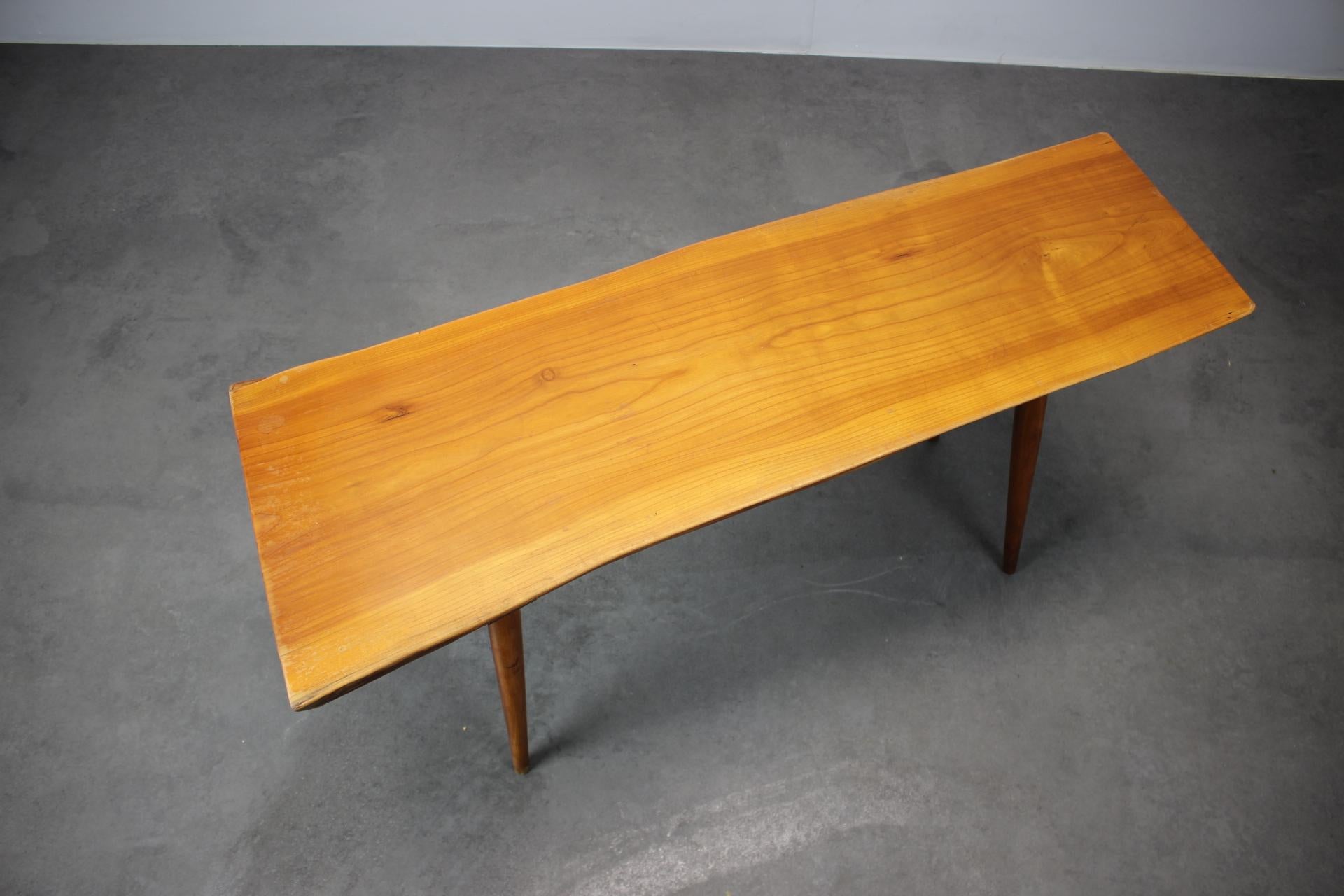 - Bon état d'origine.
- Fabrication par ULUV.
- Fabriqué en Tchécoslovaquie.
- Nettoyage du bois et application d'une huile revitalisante
- Présente des signes d'utilisation (rayures, abrasions, etc.)
- Stable et solide
-Fabriqué en bois massif