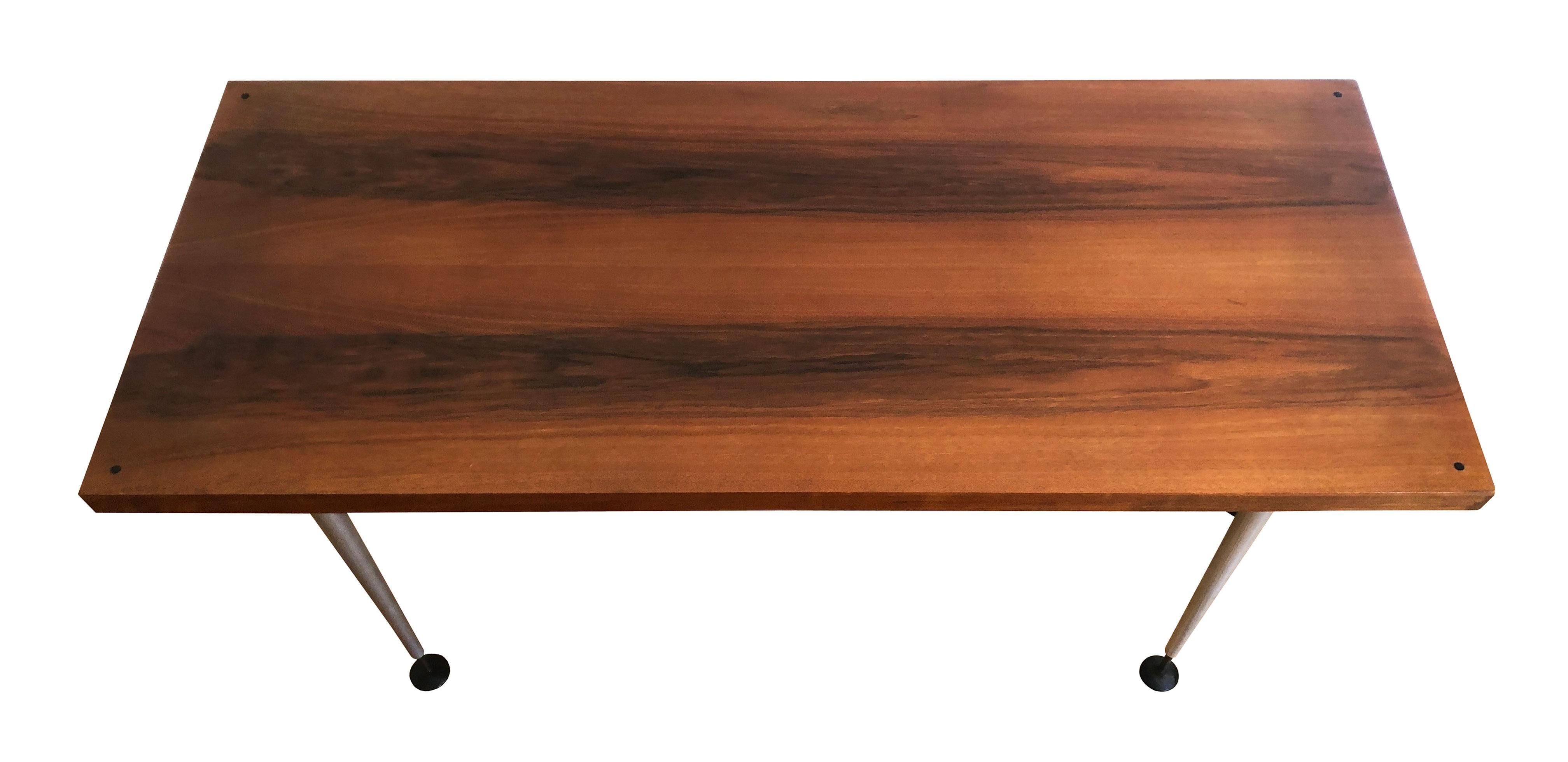 Table d'appoint en bois conçue dans un style combinant le Mid Century Modern et le design High Tech, et produite par Jinota Furniture Company, en Tchécoslovaquie, à la fin des années 1960.

Dans les années 1960 et 1970, le design des meubles