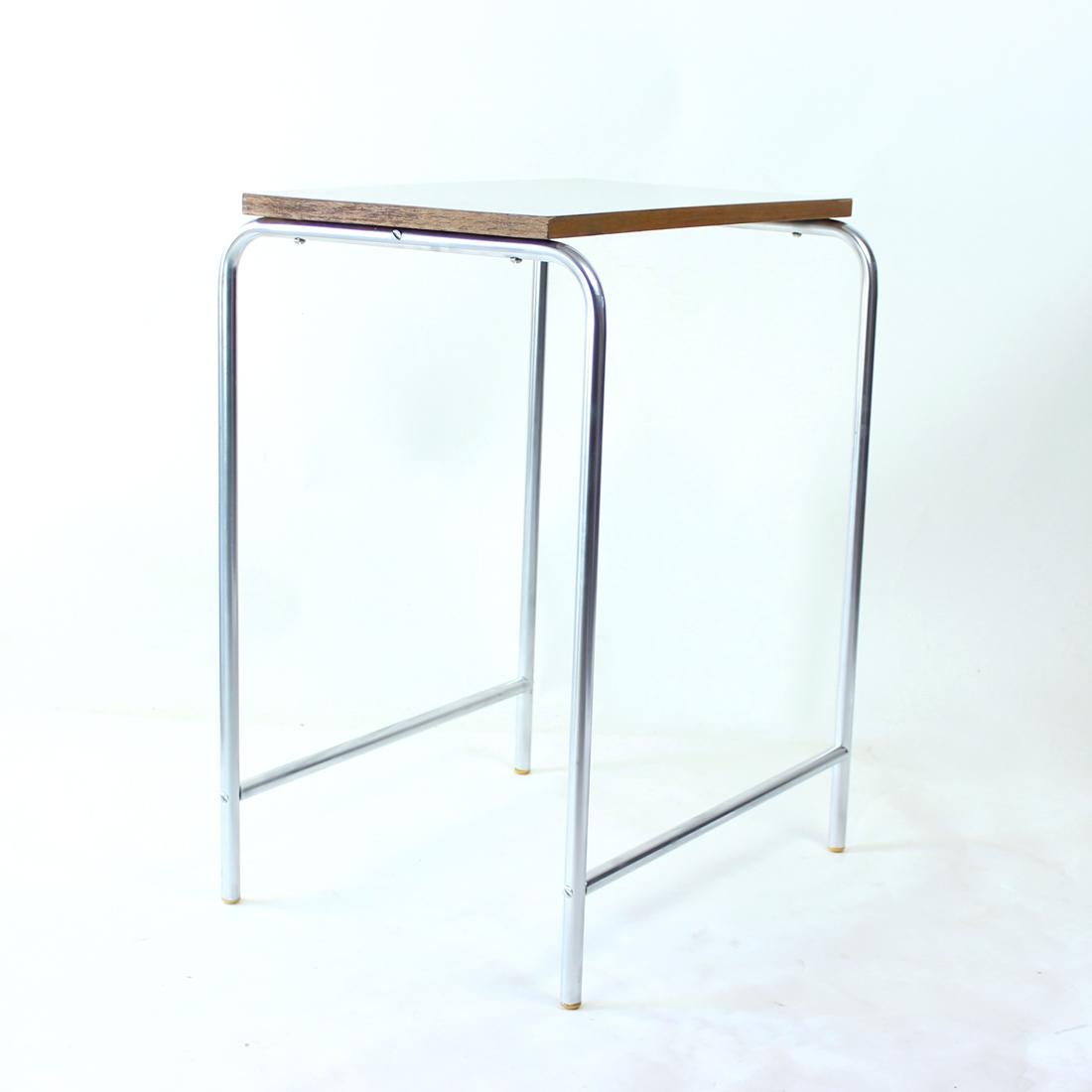 Table d'appoint des années 1960 en pipes courbées, Tchécoslovaquie Bon état - En vente à Zohor, SK