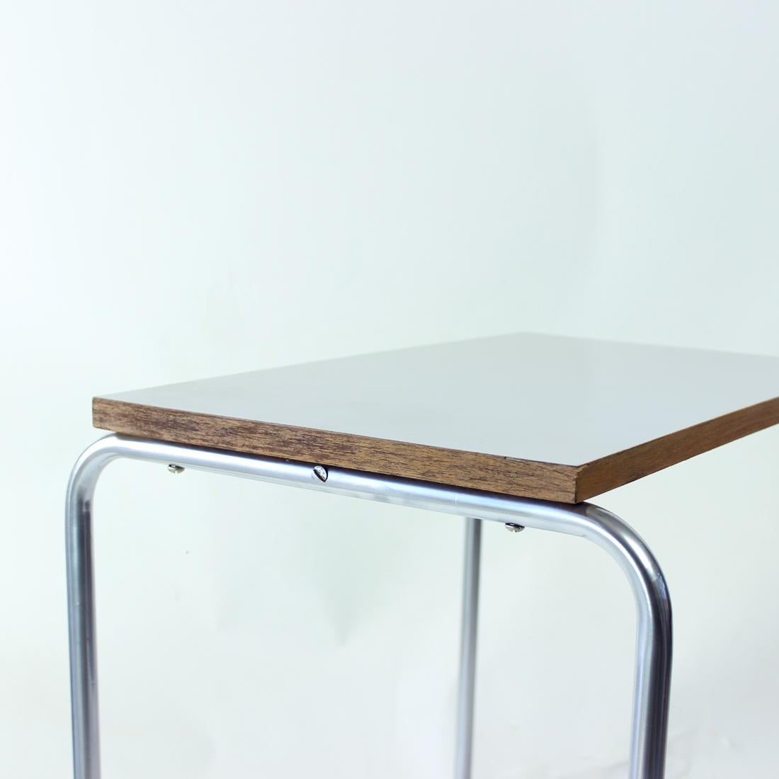 Milieu du XXe siècle Table d'appoint des années 1960 en pipes courbées, Tchécoslovaquie en vente