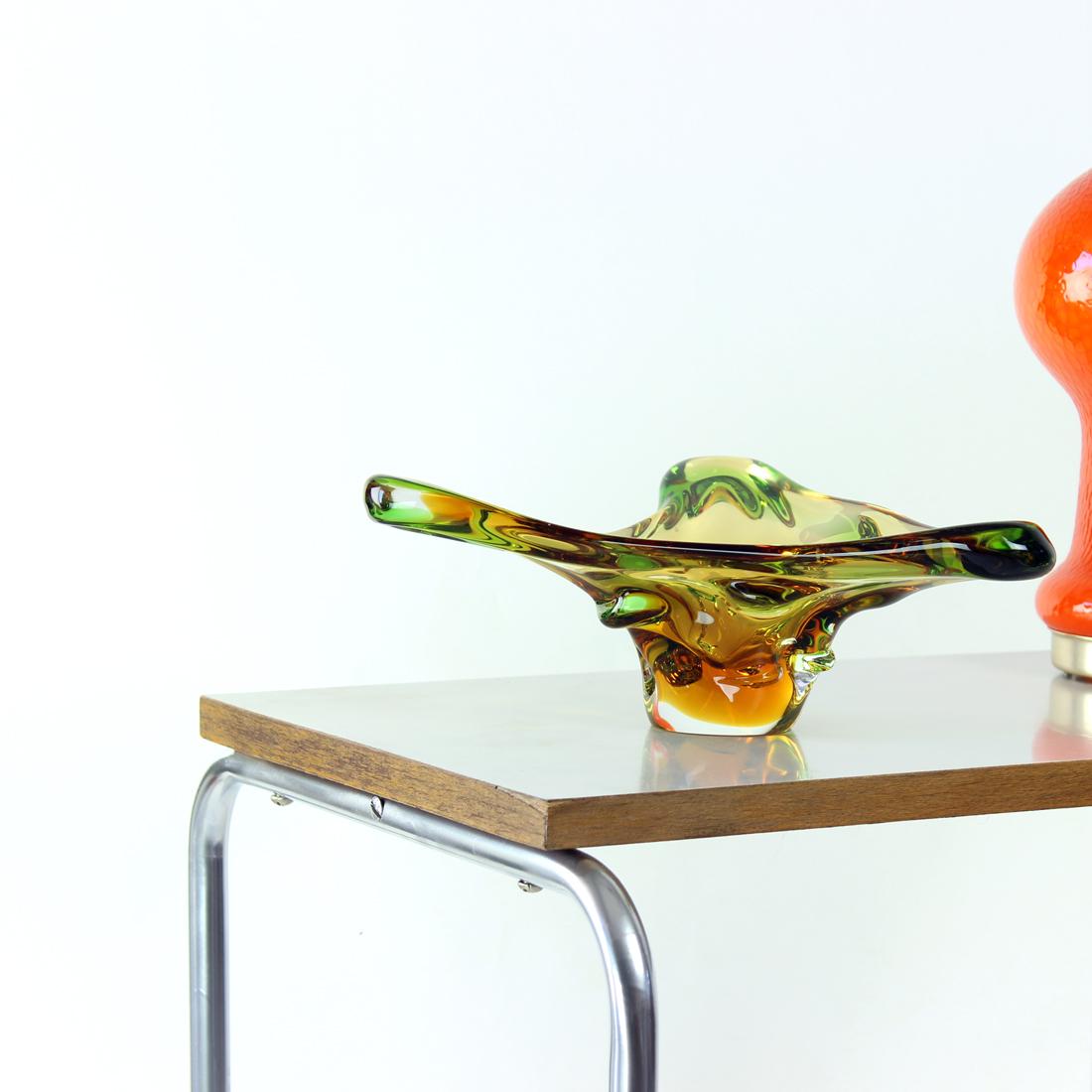 Table d'appoint des années 1960 en pipes courbées, Tchécoslovaquie en vente 2