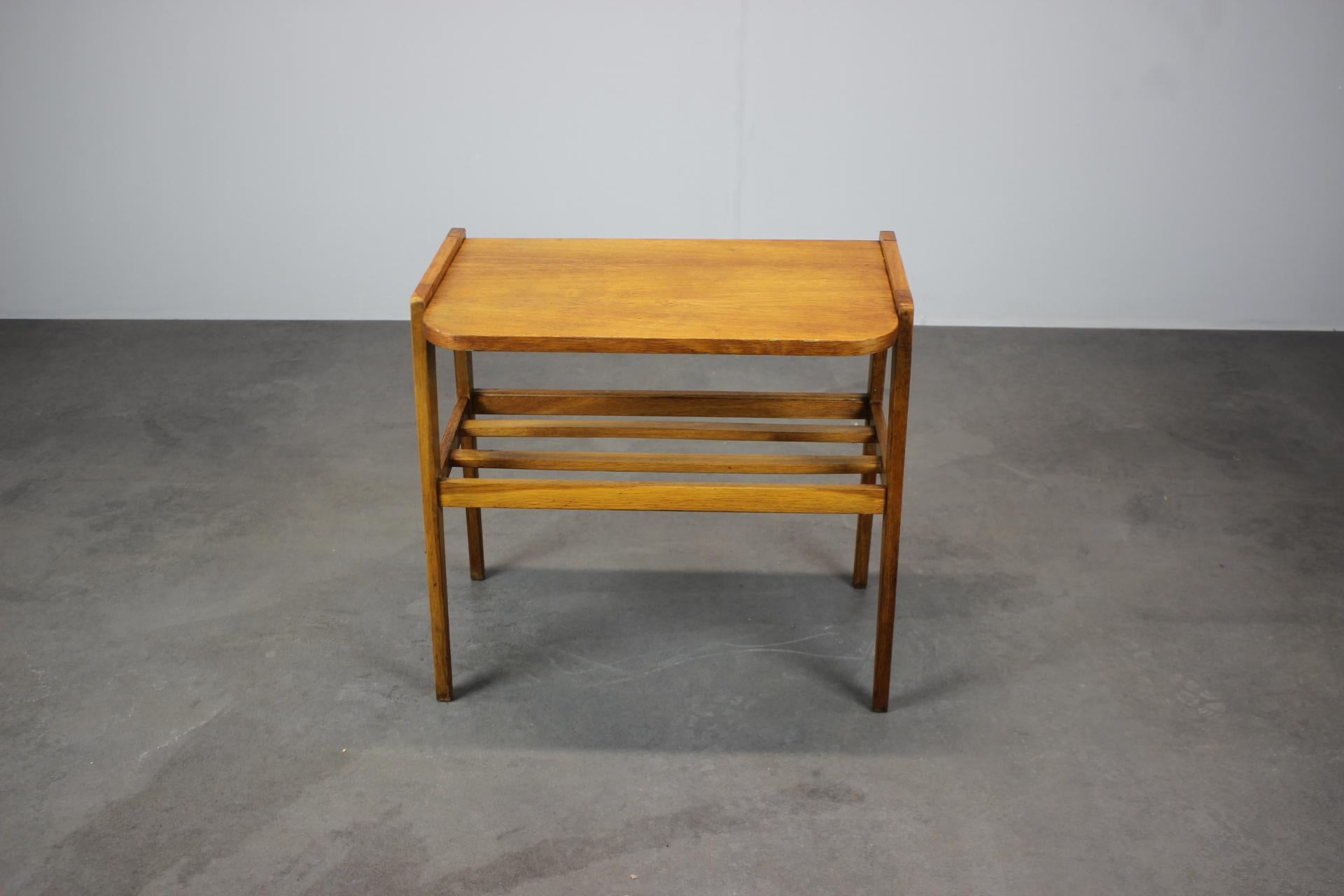 - nettoyage du bois et application d'une huile revitalisante
- bon état d'origine
- présente des signes d'utilisation (rayures, abrasions, etc.)
- stable et solide