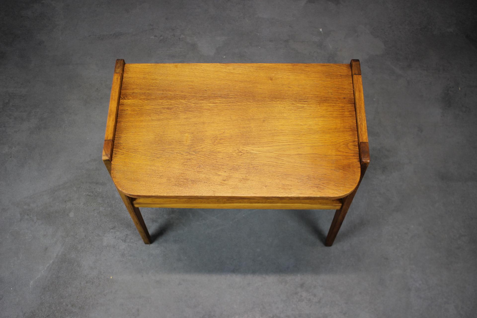 Mid-Century Modern Table d'appoint des années 1960 en Oak Wood, Tchécoslovaquie en vente