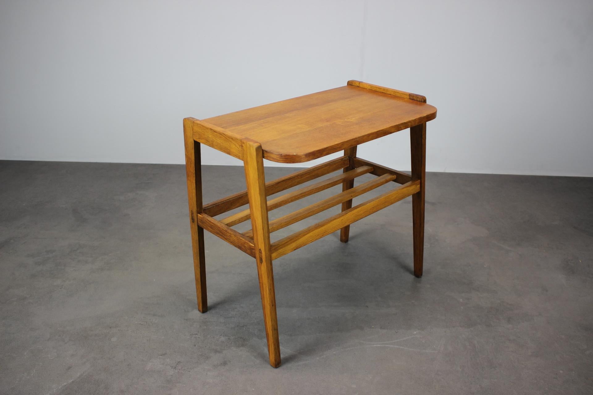 Tchèque Table d'appoint des années 1960 en Oak Wood, Tchécoslovaquie en vente