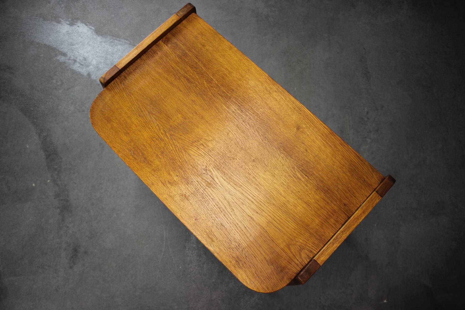 Table d'appoint des années 1960 en Oak Wood, Tchécoslovaquie Bon état - En vente à Praha, CZ