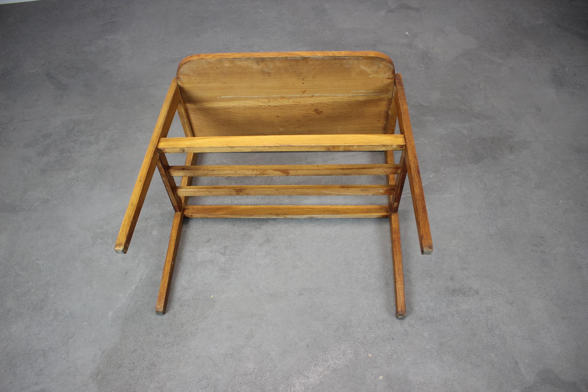 Table d'appoint des années 1960 en Oak Wood, Tchécoslovaquie en vente 1