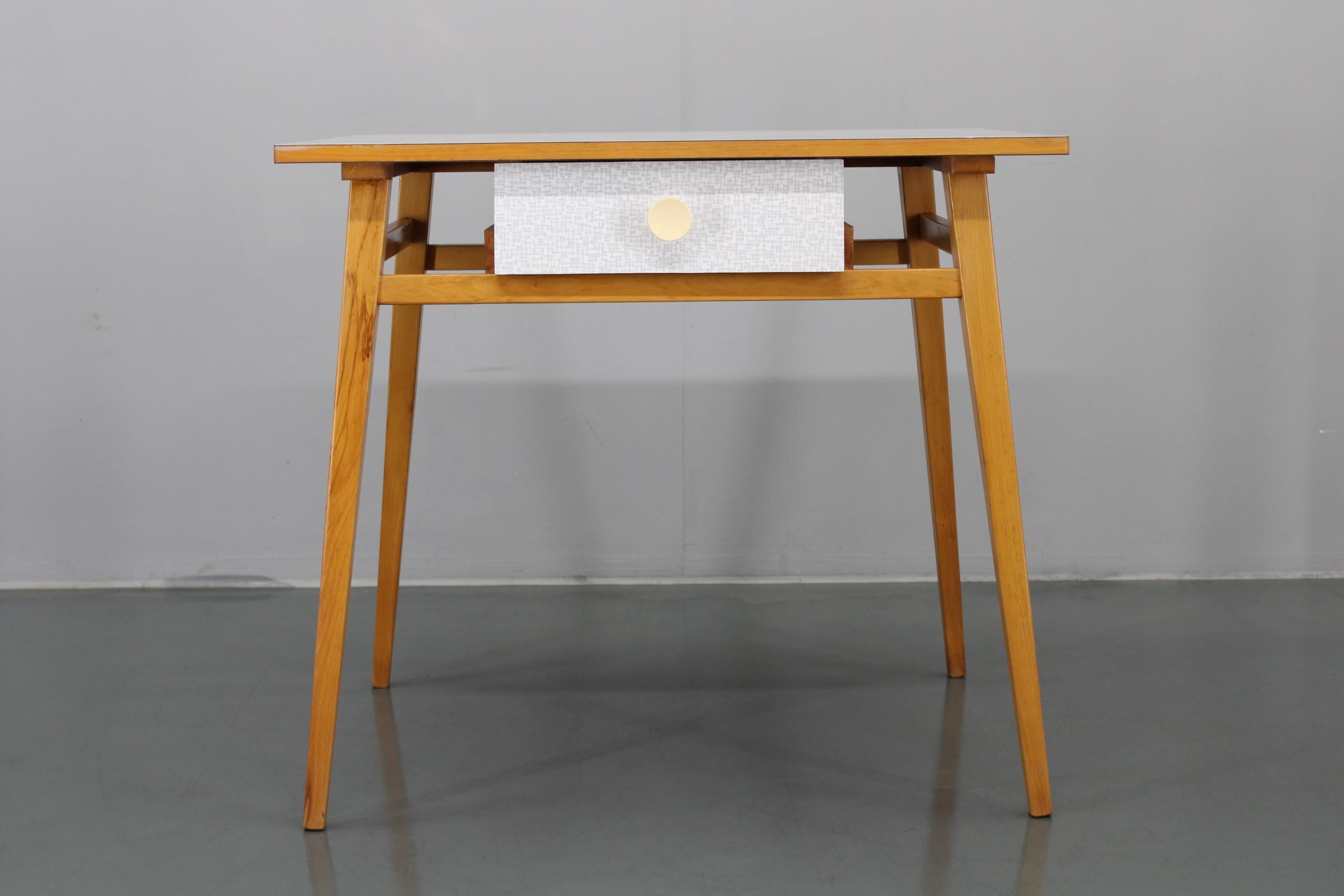 1960er Beistelltisch mit Formica-Platte und Schublade, Tschechoslowakei im Angebot 5