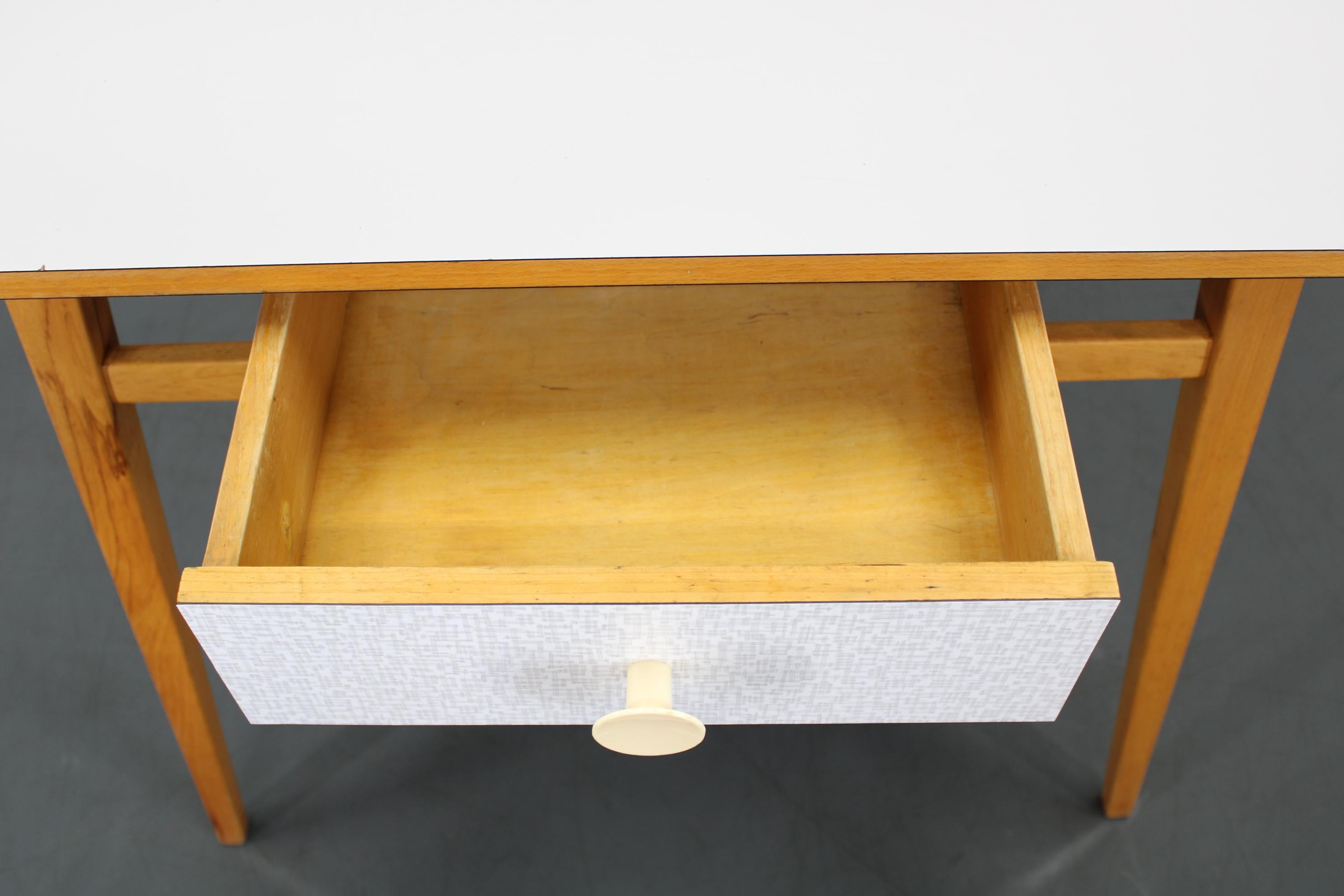 1960er Beistelltisch mit Formica-Platte und Schublade, Tschechoslowakei im Angebot 6