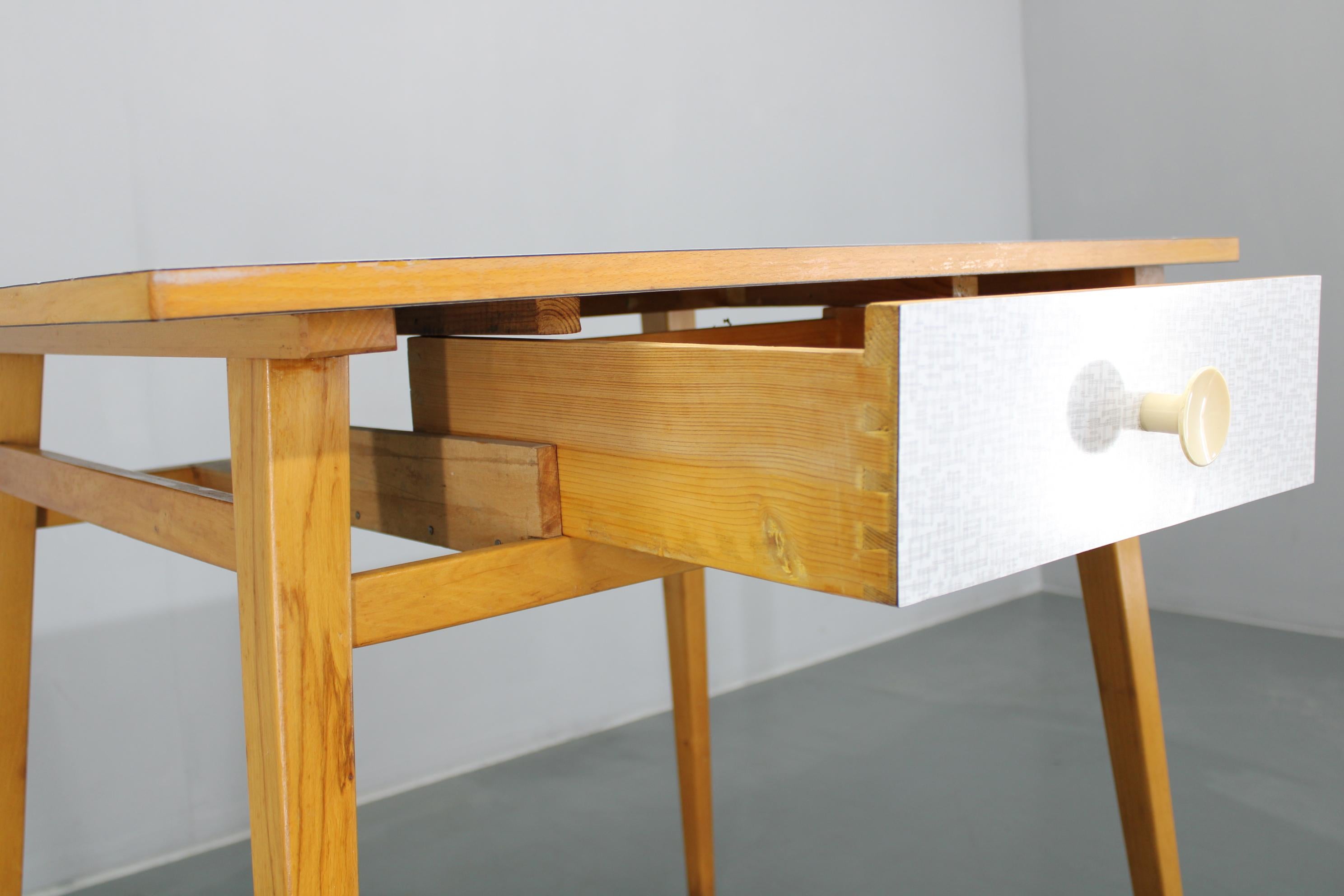 1960er Beistelltisch mit Formica-Platte und Schublade, Tschechoslowakei im Angebot 7