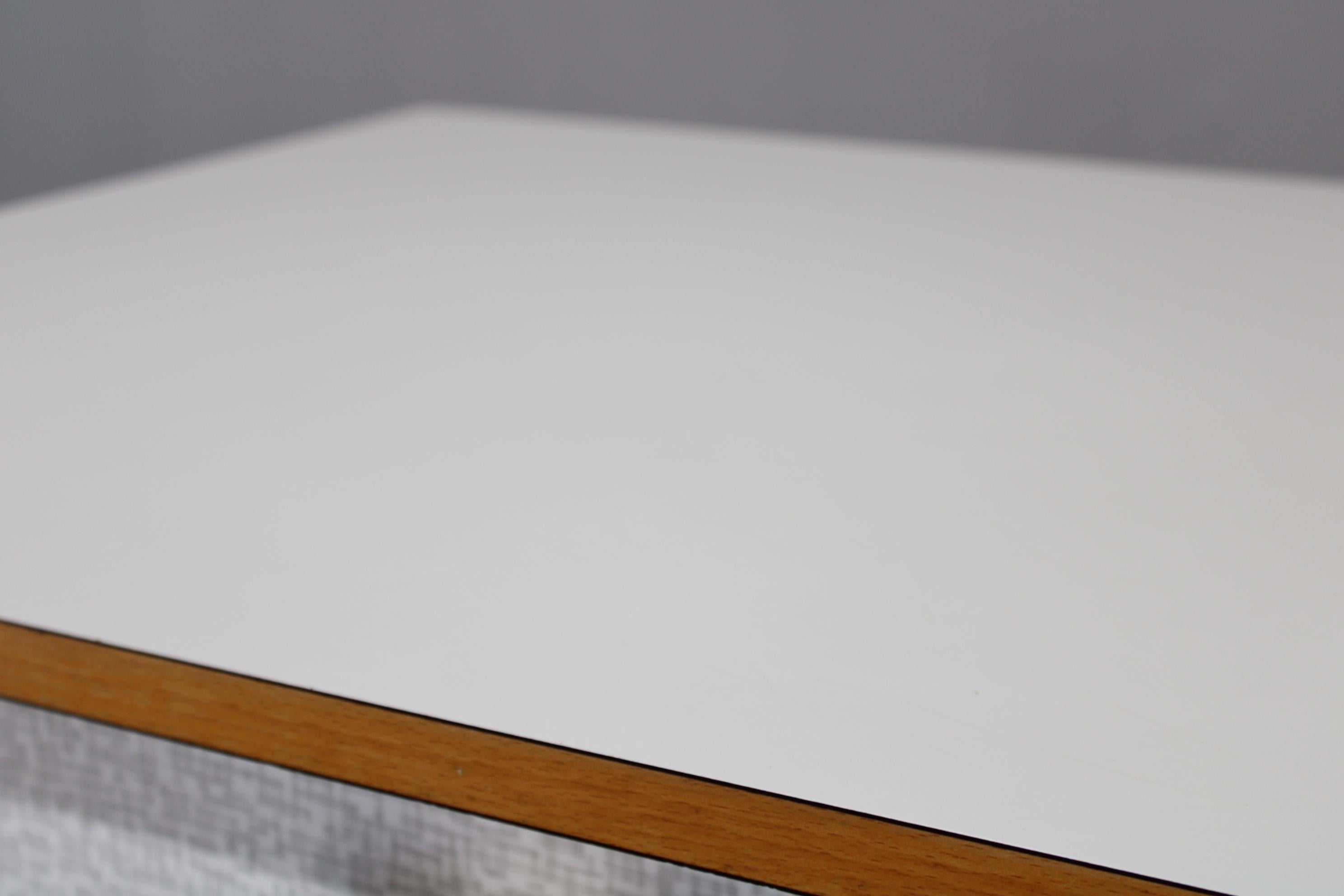 1960er Beistelltisch mit Formica-Platte und Schublade, Tschechoslowakei im Angebot 8