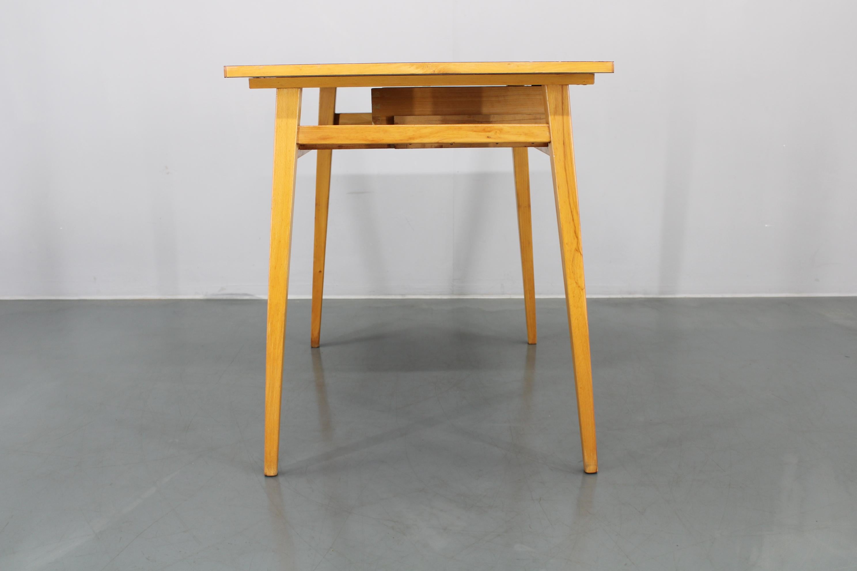 1960er Beistelltisch mit Formica-Platte und Schublade, Tschechoslowakei im Angebot 10