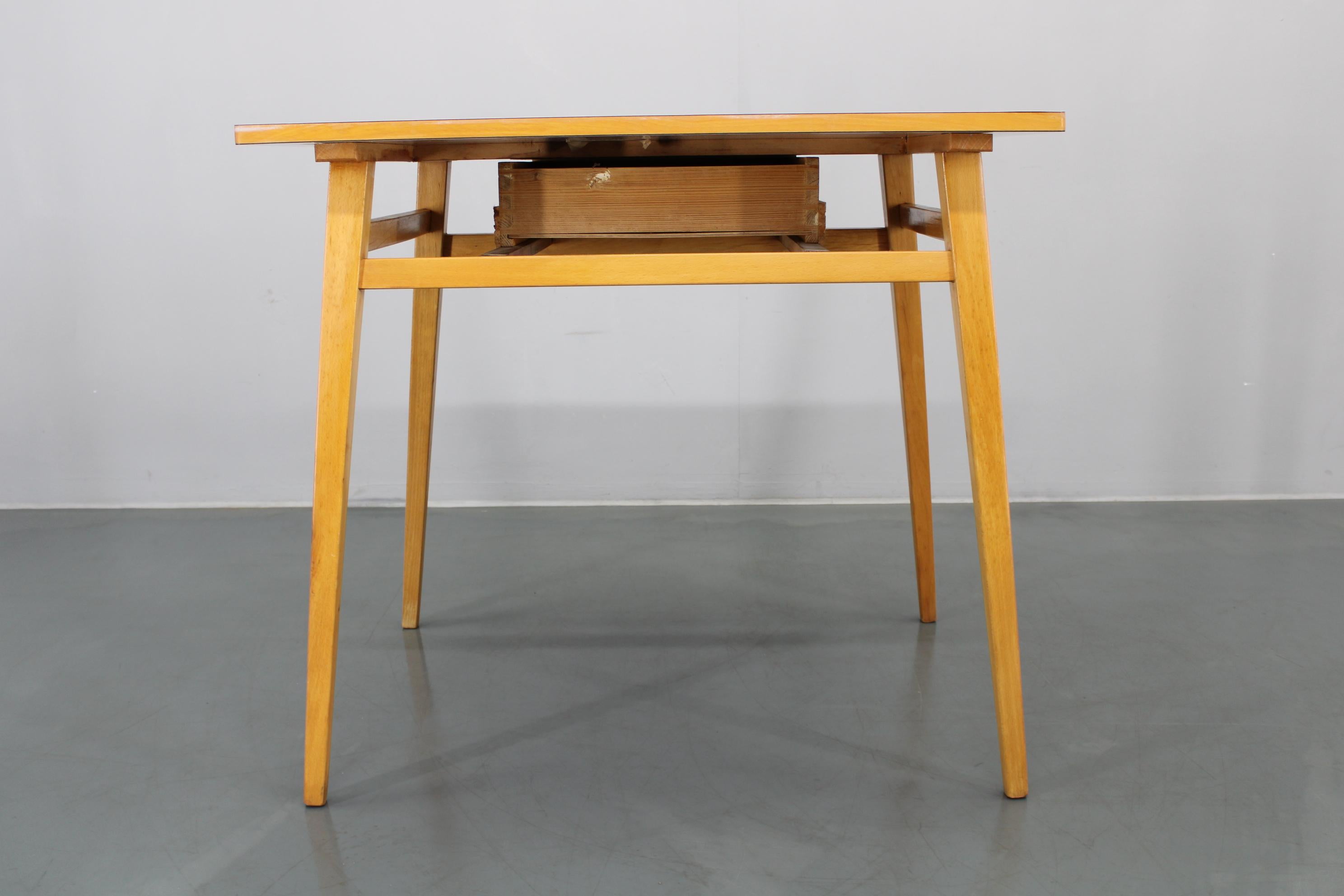 1960er Beistelltisch mit Formica-Platte und Schublade, Tschechoslowakei im Angebot 11