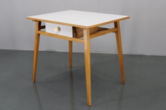 Mesa auxiliar de los años 60 con tablero de fórmica y cajón, Checoslovaquia
