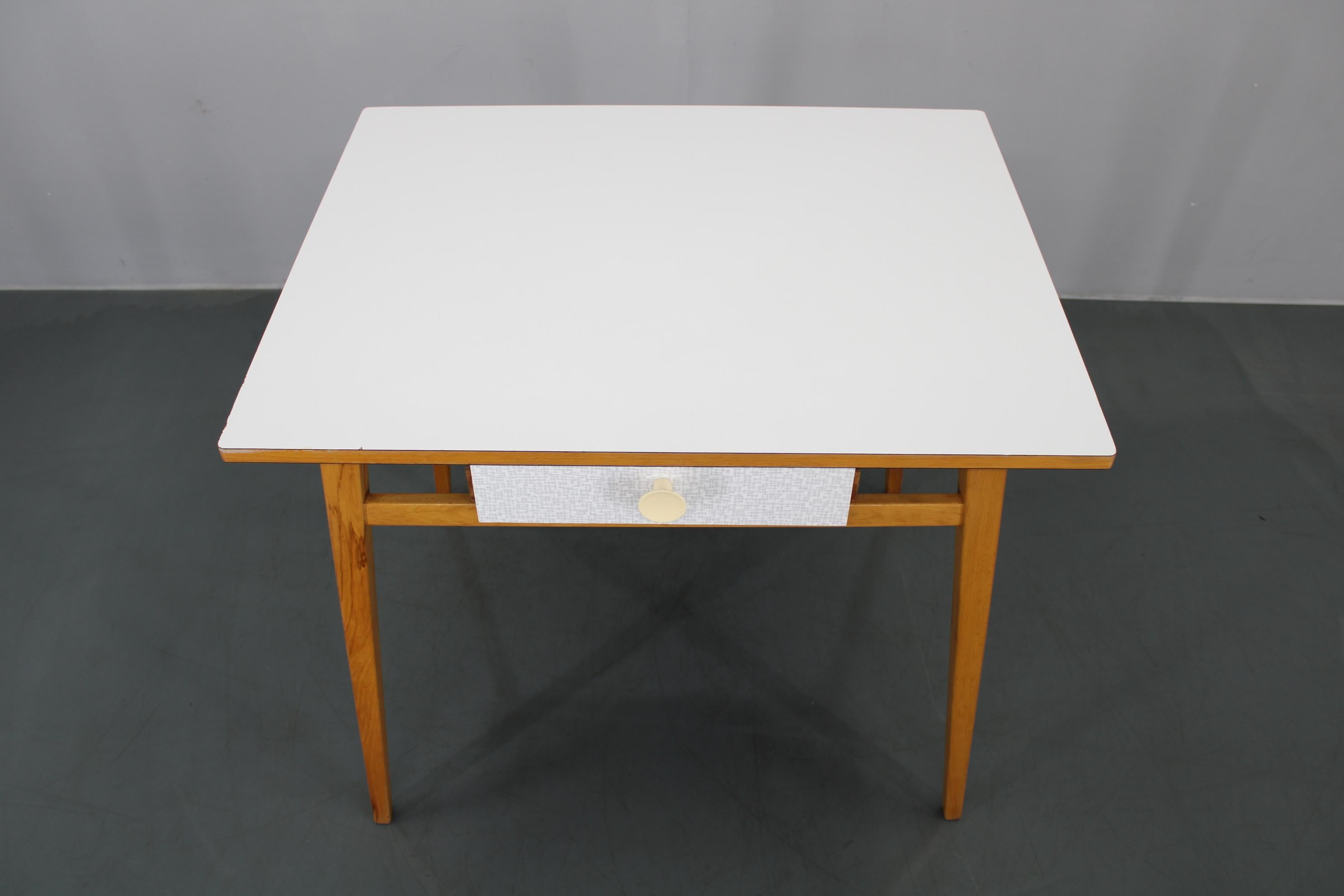 1960er Beistelltisch mit Formica-Platte und Schublade, Tschechoslowakei (Tschechisch) im Angebot