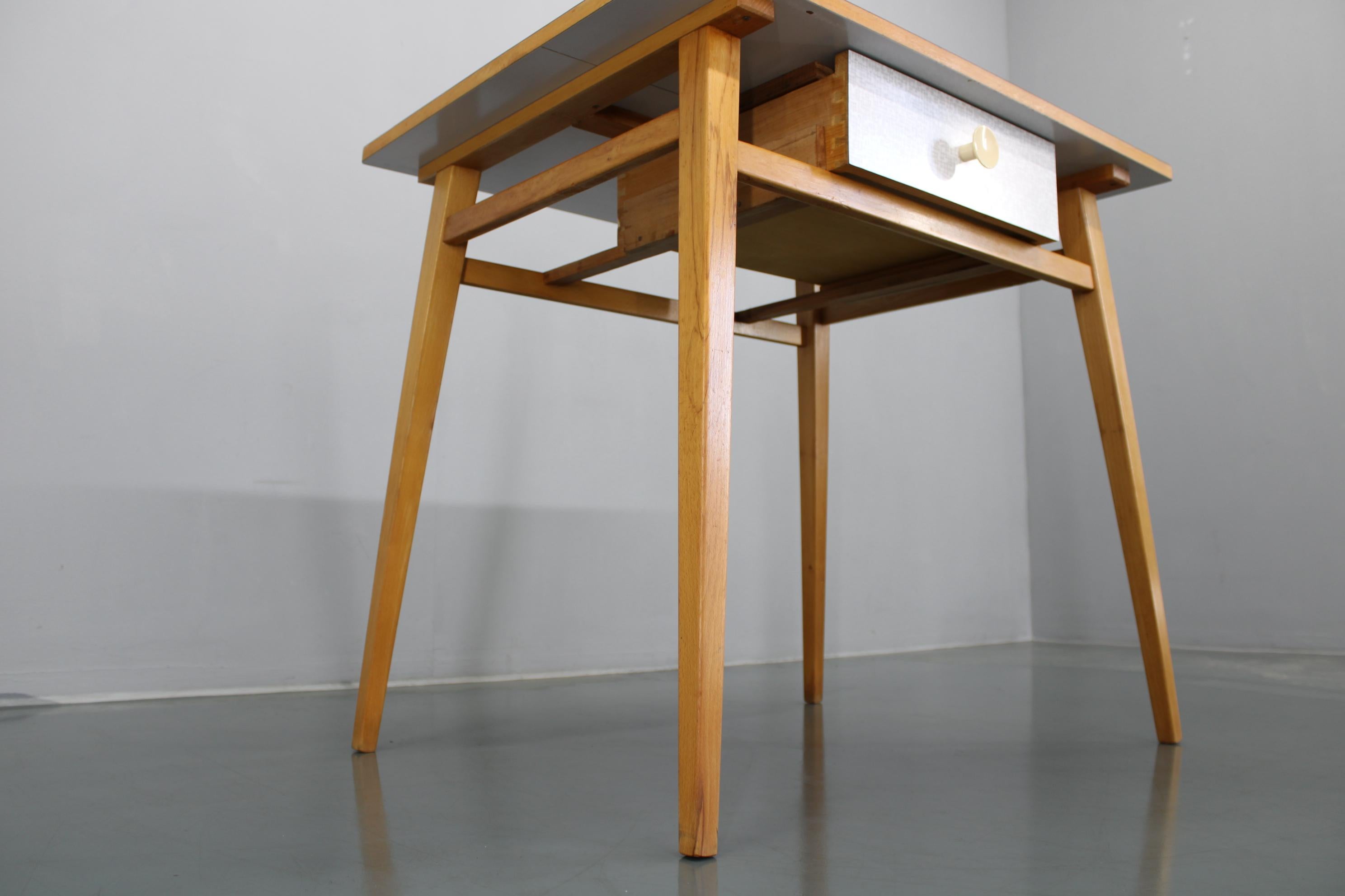 1960er Beistelltisch mit Formica-Platte und Schublade, Tschechoslowakei im Zustand „Gut“ im Angebot in Praha, CZ