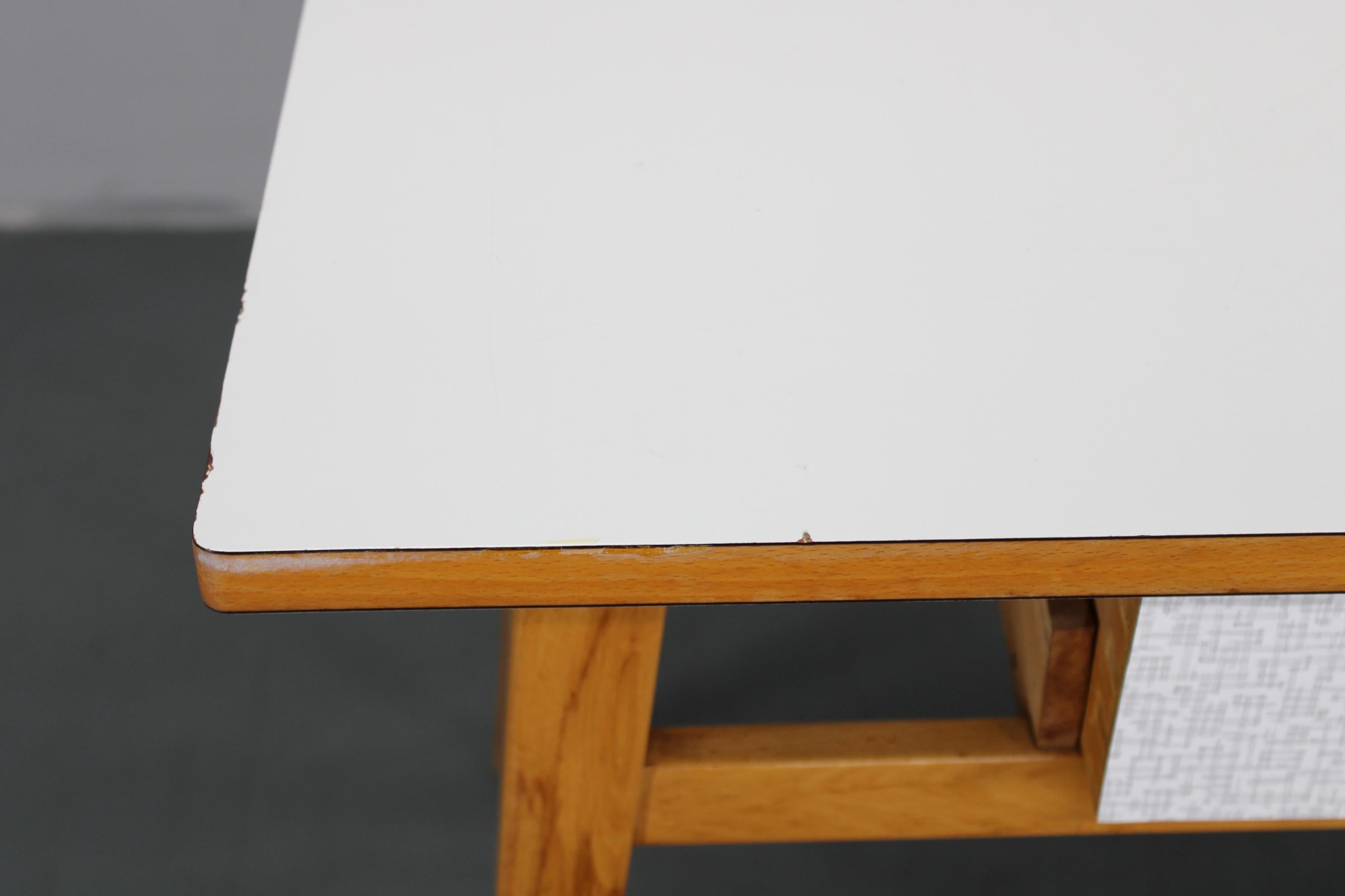 1960er Beistelltisch mit Formica-Platte und Schublade, Tschechoslowakei (20. Jahrhundert) im Angebot