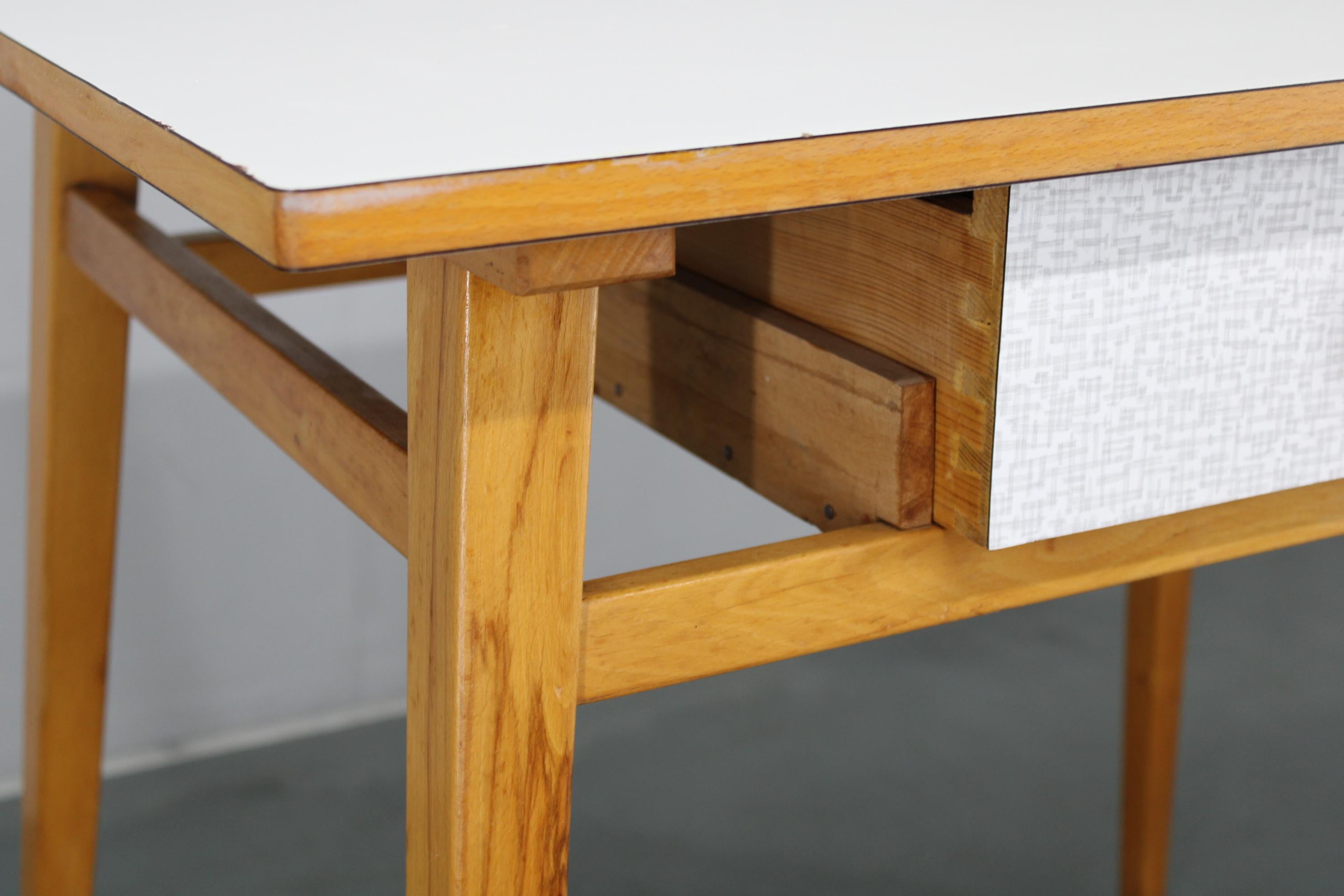 1960er Beistelltisch mit Formica-Platte und Schublade, Tschechoslowakei im Angebot 1