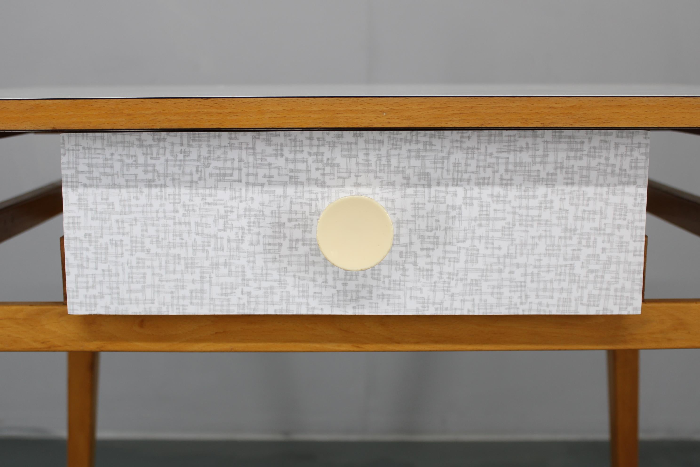 1960er Beistelltisch mit Formica-Platte und Schublade, Tschechoslowakei im Angebot 3